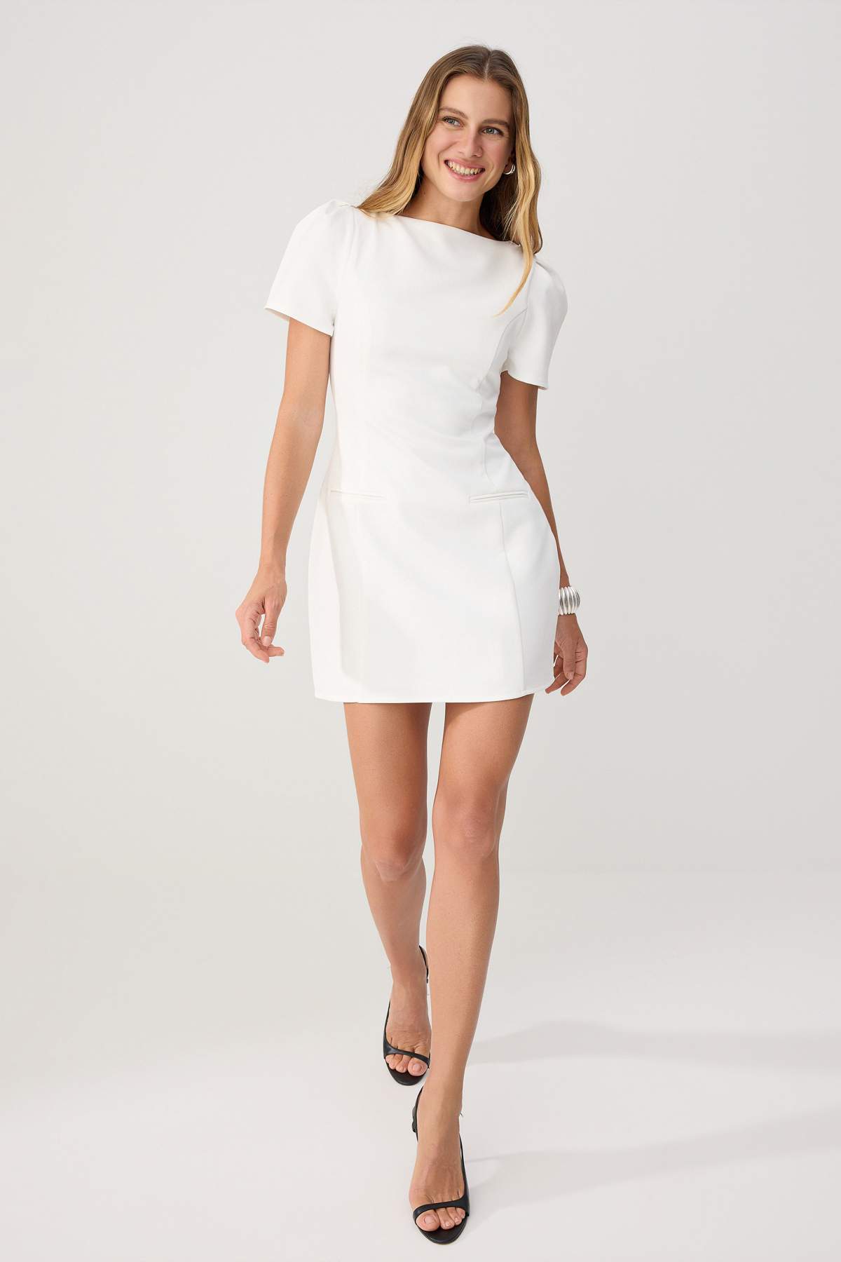 TRENDYOLMİLLA Ecru Einfarbiges kurzes / Mini-Webkleid TWOAW26EL00373