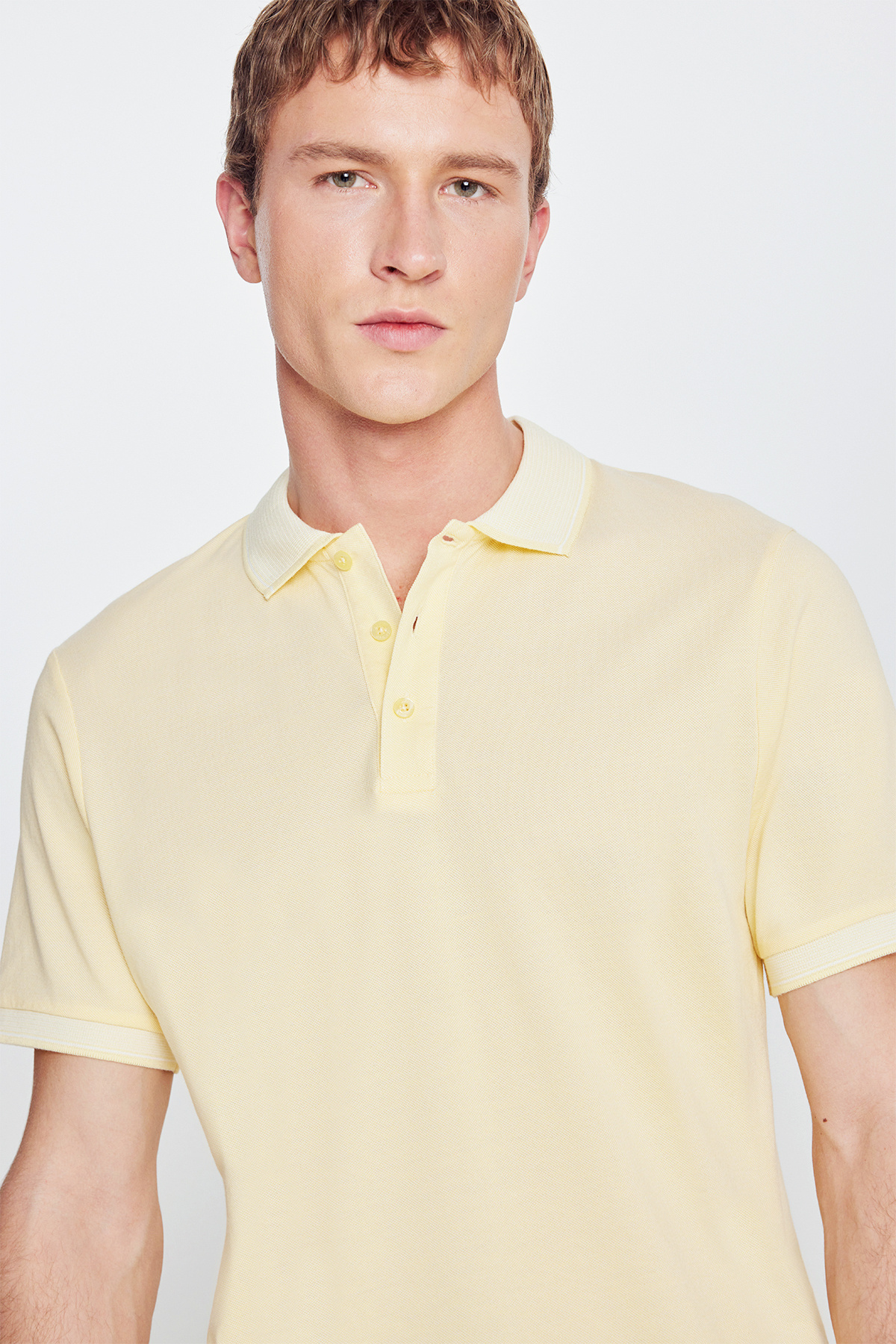 AC&Co / Altınyıldız Classics Erkek Çekmeyen Pamuklu Kumaş Slim Fit Dar Kesim Sarı-Beyaz Kıvrılmaz Polo Yaka Tişört görsel 6