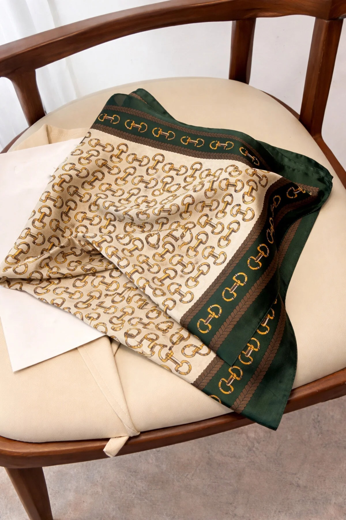 Mavero Kadın Haki Yeşil Zincir Kemer Desenli Rayon Fular 50x50 cm İpeksi Yumuşak Saç Çanta Aksesuarı görsel 2