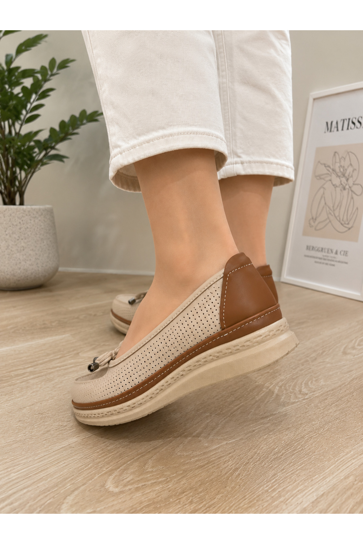 Poli Taban Delikli Kadın Günlük Ayakkabı – Hafif, Nefes Alabilen, Ortopedik Konforlu Casual Sneaker – Bej