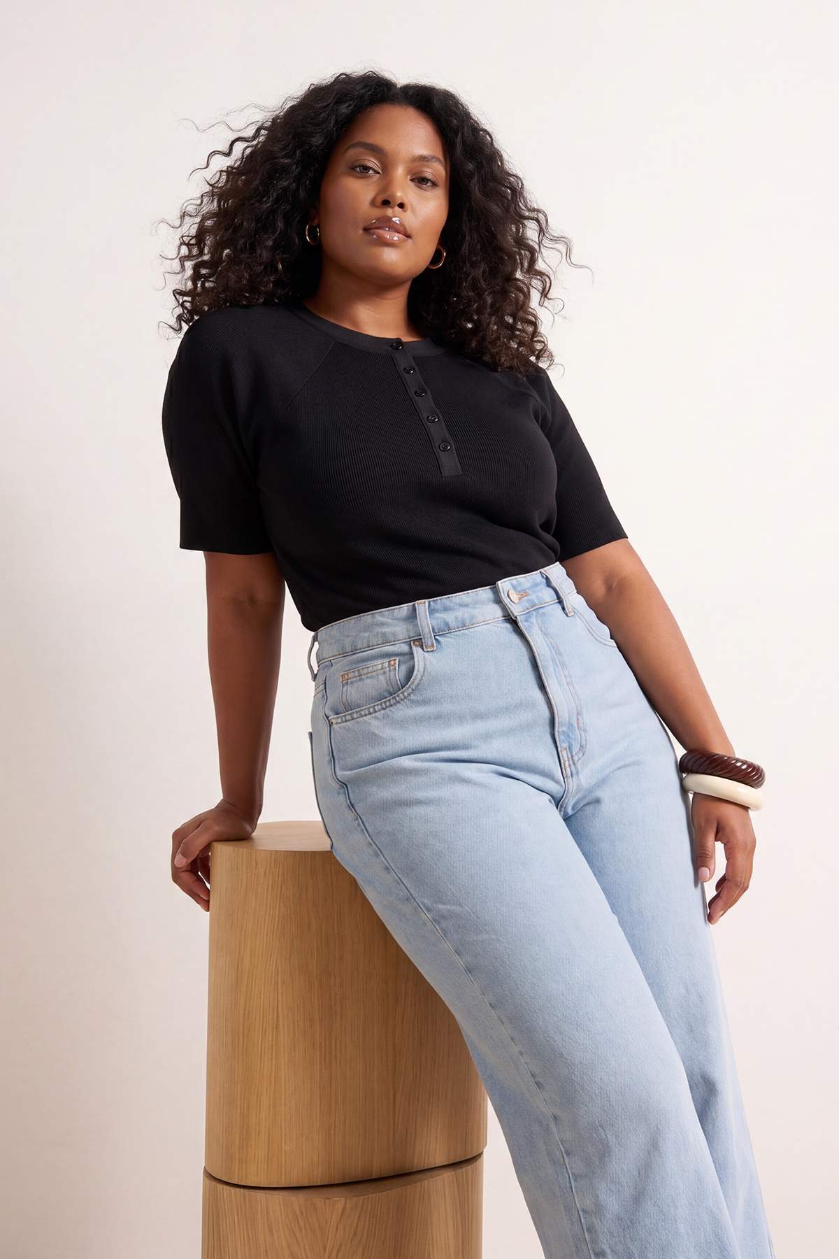Trendyolmilla Curve Siyah Kısa Kol Düğme Detaylı Kaşkorse Örme Büyük Beden Bluz TBBSS26AF00126