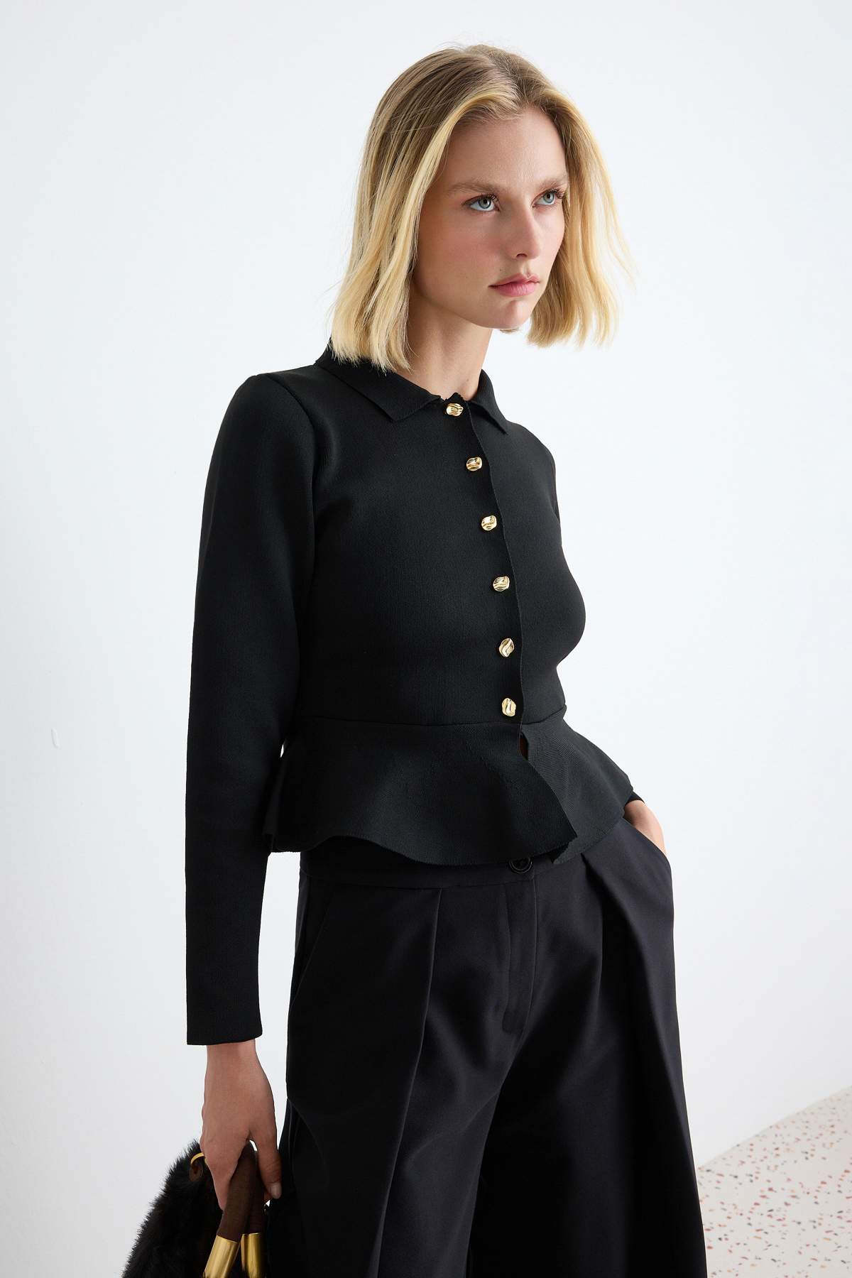 Trendyolmilla Siyah Peplum/Belden Oturmalı Düğme Detaylı Triko Hırka TWOAW27HI00102