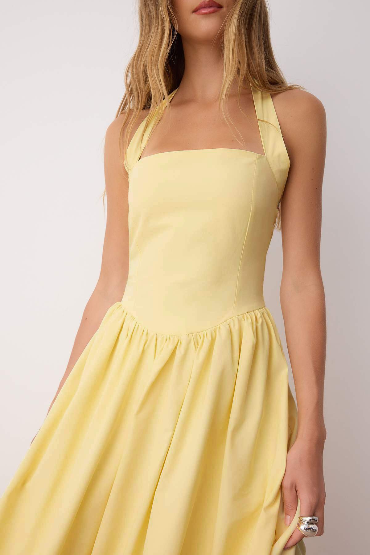 Gelbes Neckholder-Kleid aus breitem Popeline-Maxi-Webkleid TWOSS25EL00881