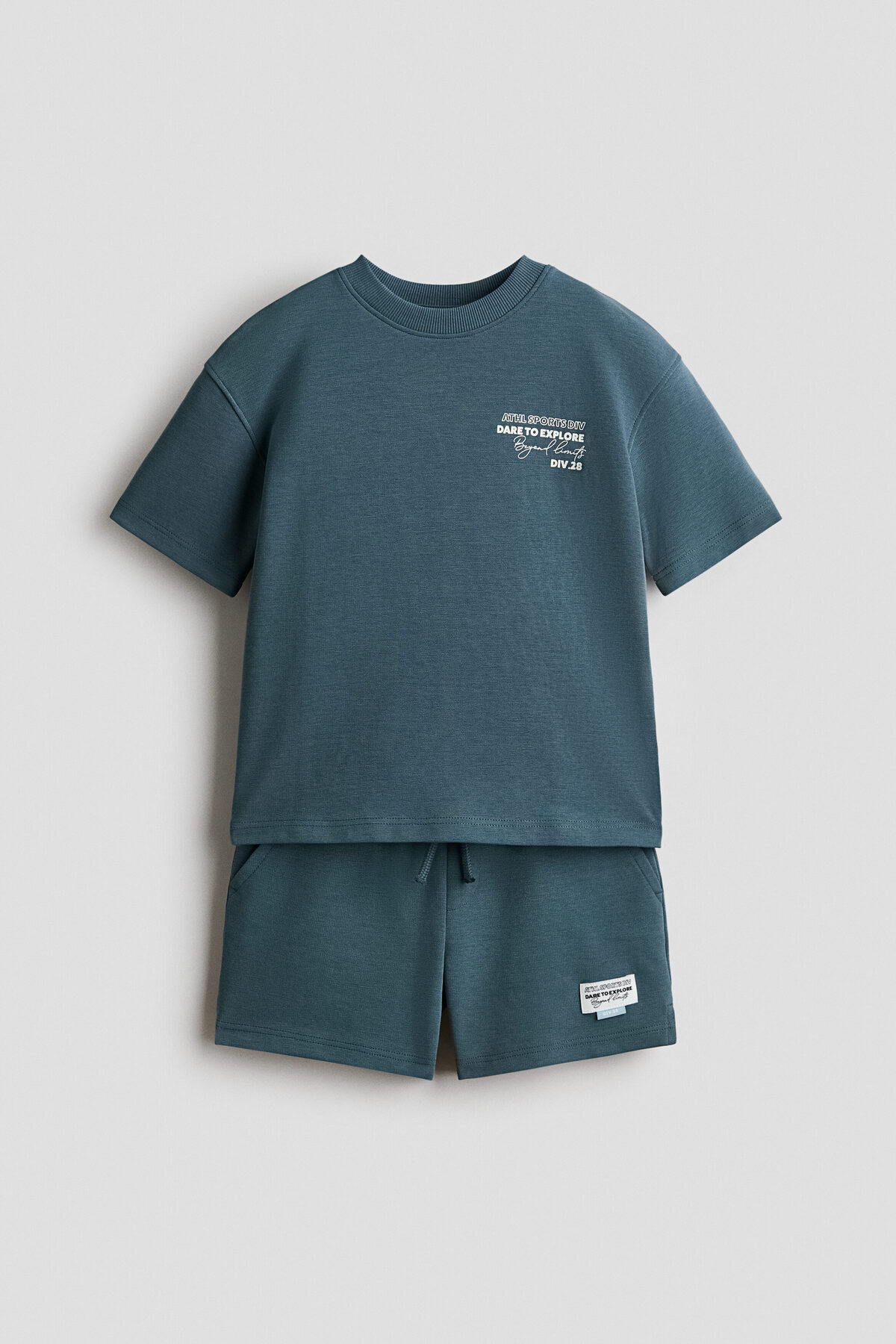 ست دو تکه شامل تی‌شرت، سویشرت و شلوارک. اچ اند ام ست تی شرت و شلوارک H&M