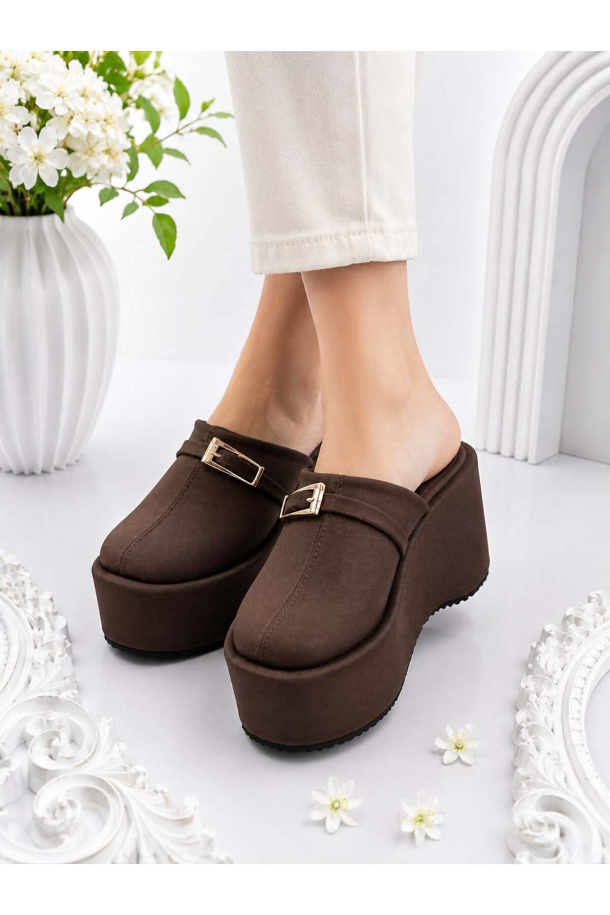 dabab shoes NARA Kadın Acı Kahve Sıcak Kürklü Gold Tokalı Kapalı Burun Dolgu Topuklu Platform Terlik görsel 6