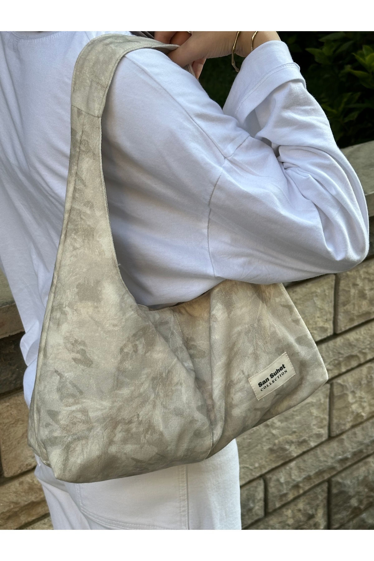 san suhet Çiçek Desenli Üçgen Omuz Çantası görsel 2