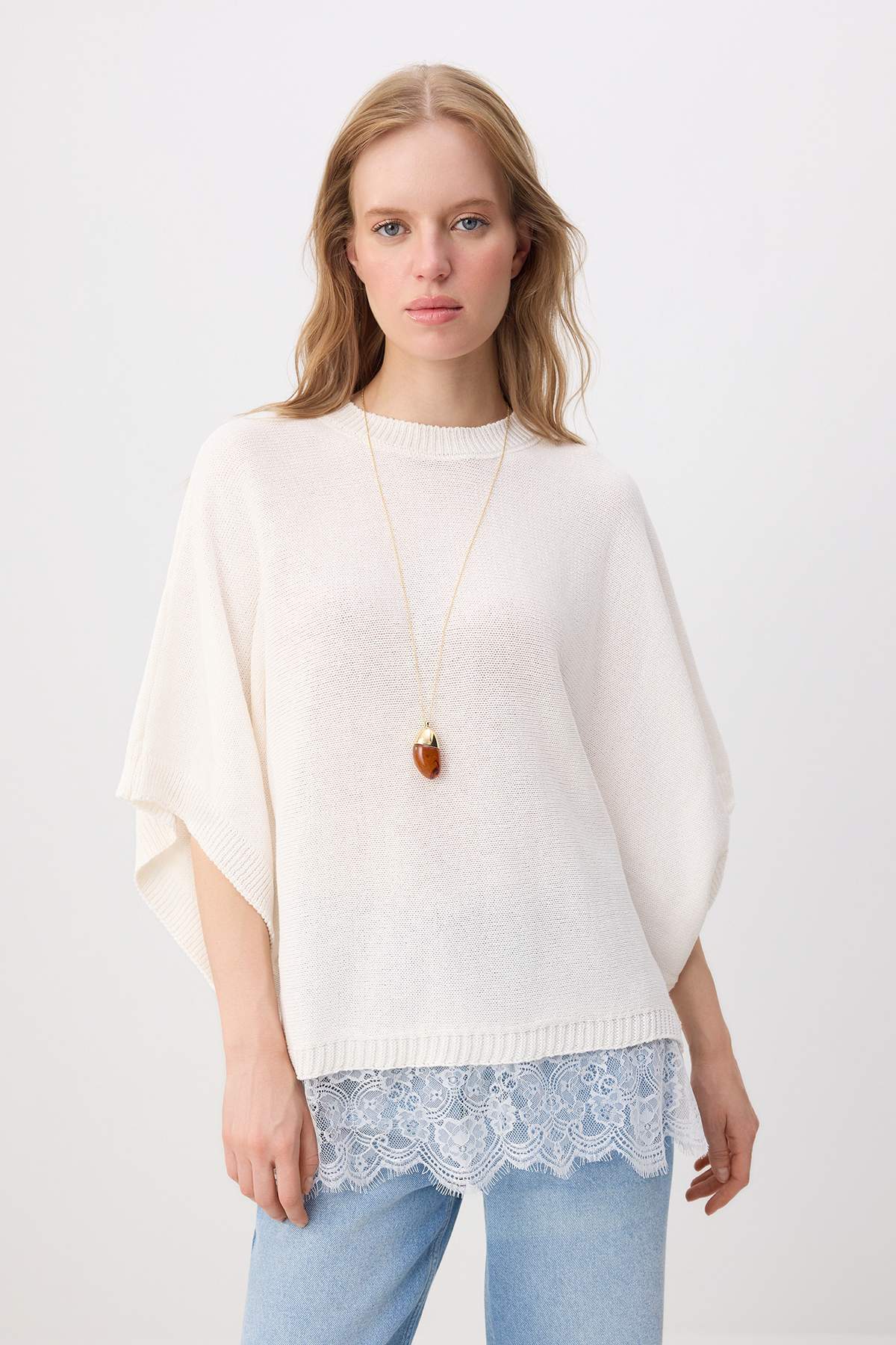 Trendyolmilla Ekru Dantel Detaylı Oversize Kısa Kollu Triko Bluz TWOSS26BZ00895