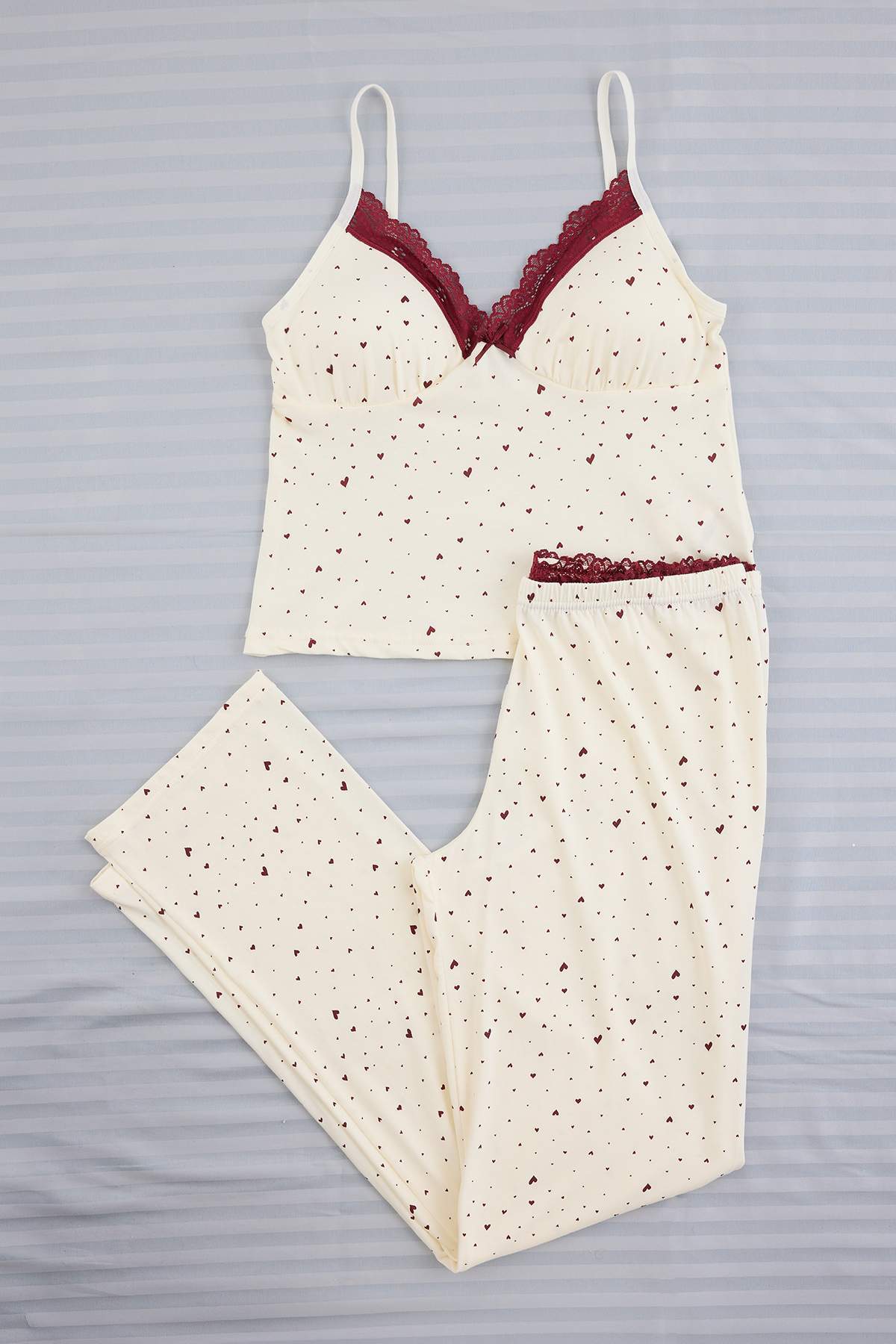 Trendyolmilla Ekru-Bordo Pamuklu Kalp Desenli Kaplı Dantelli Örme Pijama Takımı THMAW27PT00048