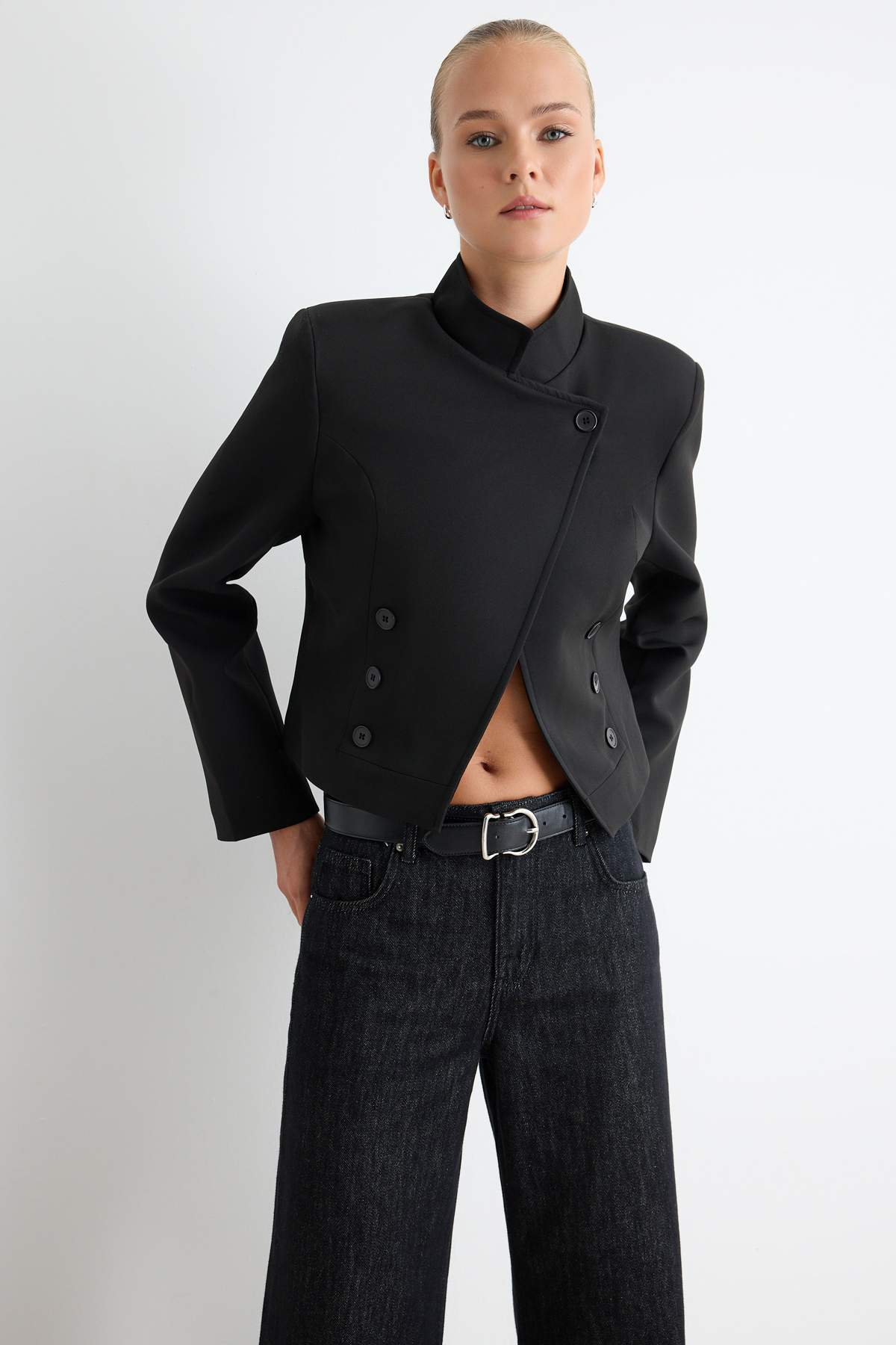 Trendyolmilla Siyah Düğmeli Kısa Blazer Ceket TWOAW27BC00015