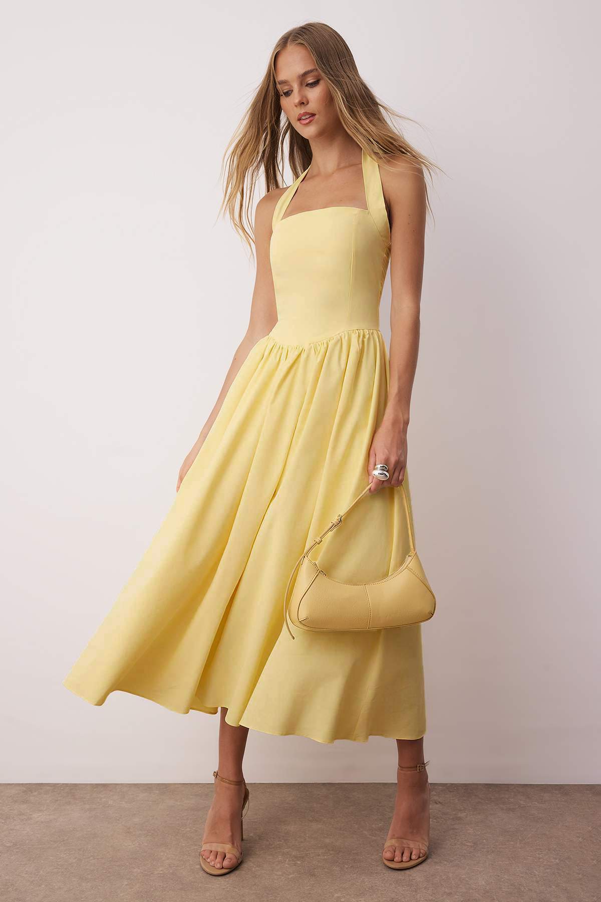 Gelbes Neckholder-Kleid aus breitem Popeline-Maxi-Webkleid TWOSS25EL00881