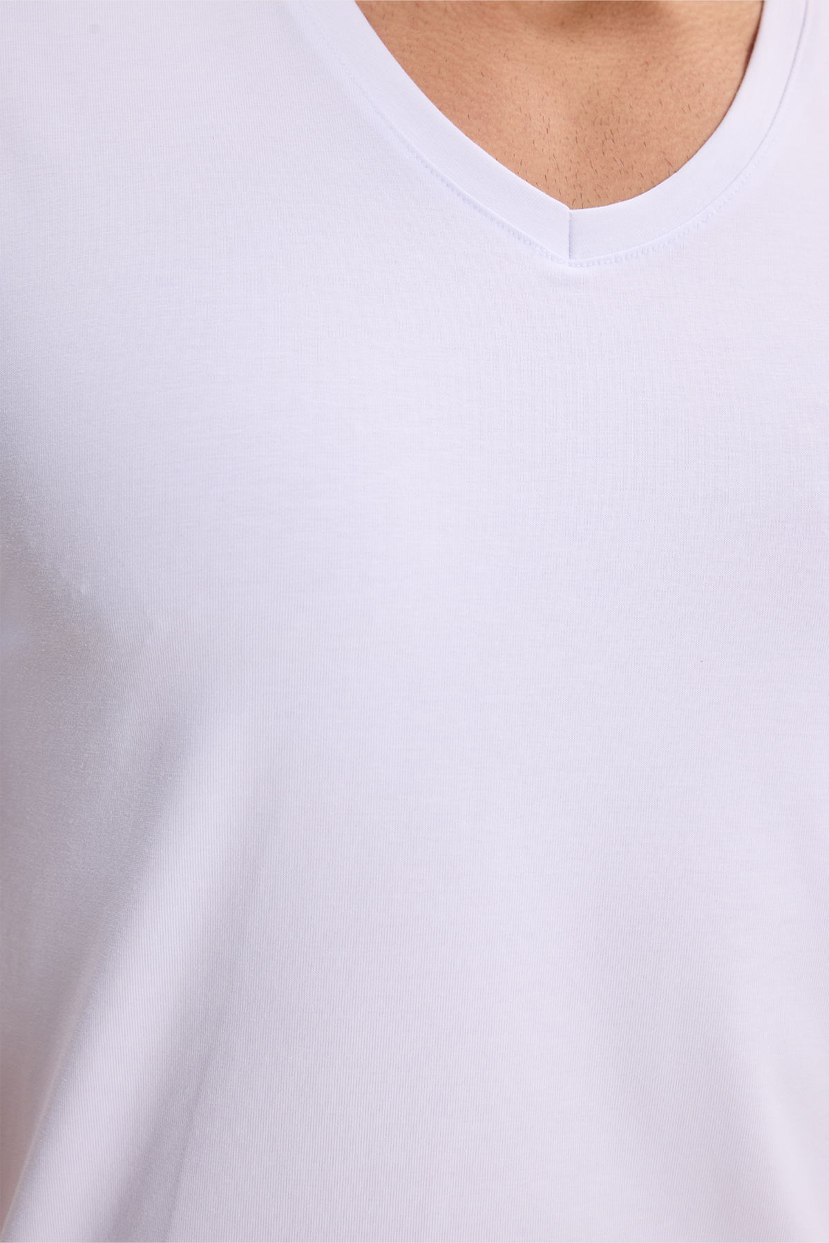 Tudors Erkek Slim Fit Dar Kesim Pamuklu Yumuşak Dokulu Likralı Esnek Kumaş Düz Basic Beyaz V Yaka Tişört görsel 3