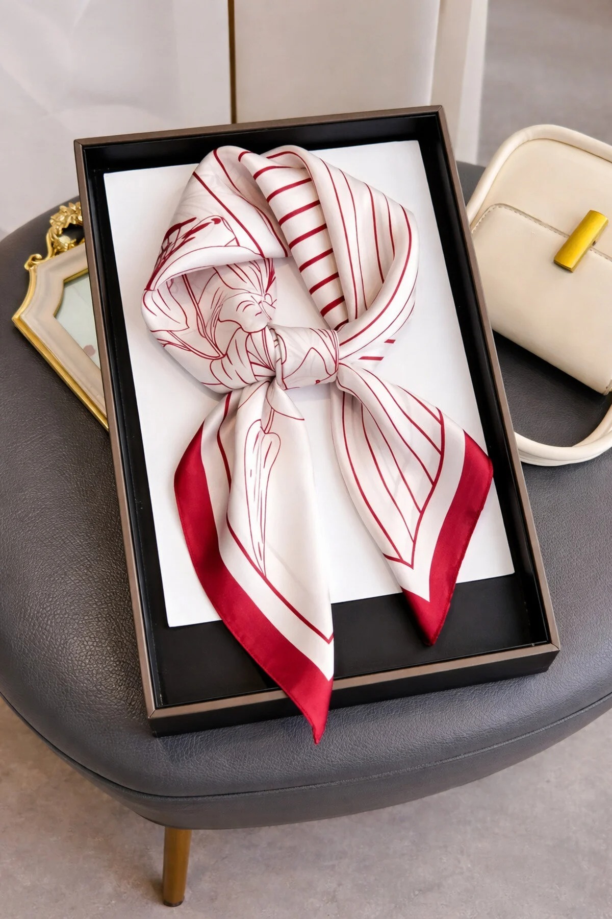Mavero Kadın Kırmızı Ekru Zambak Ve Çizgi Desenli Rayon Fular 50x50 cm İpeksi Yumuşak Saç Çanta Aksesuarı