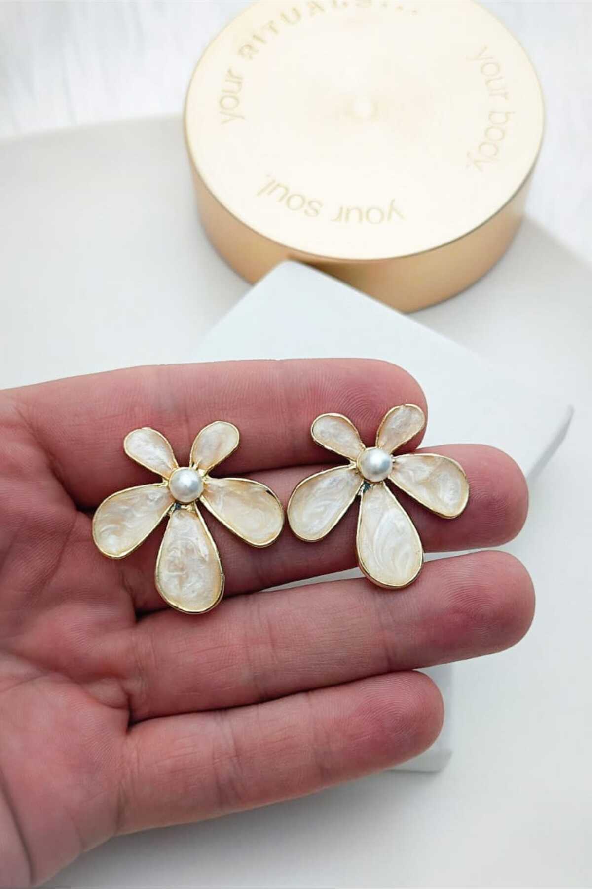 Pearl Pearl Pearl 5 Leaf Women's Gold Earrings