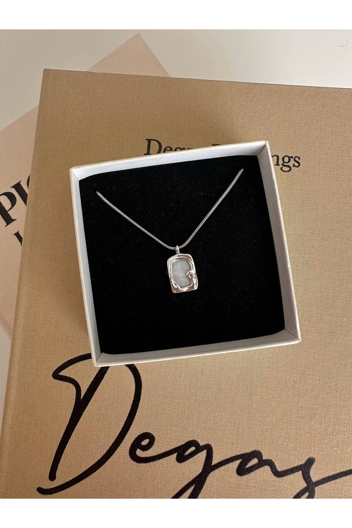 Sedefli Plaka Charm Çelik Zincirli 45 cm Yazlık Gümüş Kolye - Detay Görseli 2