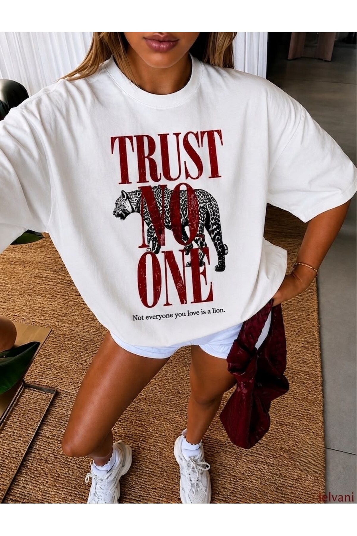 TRUST NO ONE LOVE İS A LİON PRINTED CREW NECK T-SHIRT
