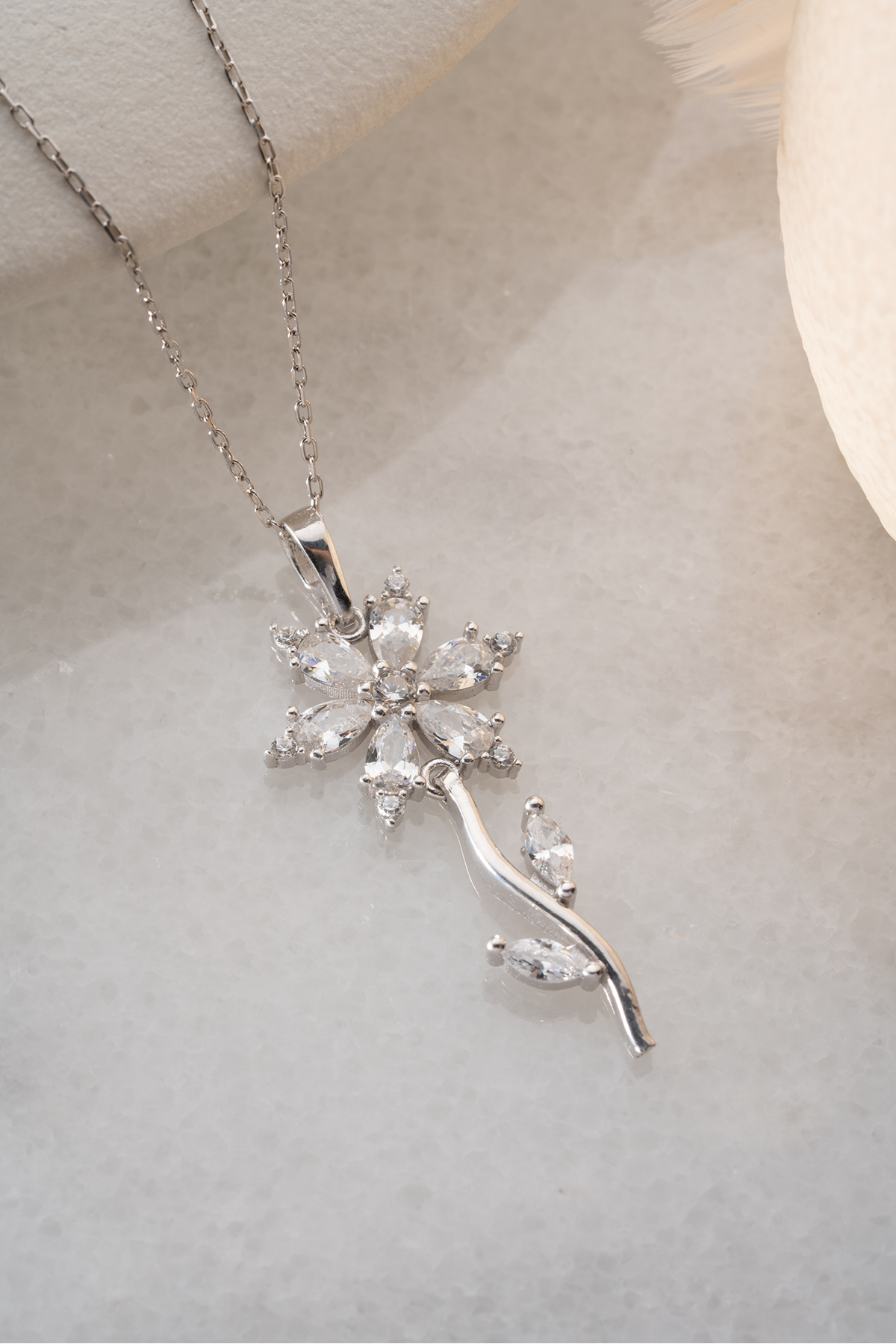 Silvano Jewelry 925 Ayar Gümüş Işıklı Kutuda Nergis Çiçeği Aşk Kolye görsel 5
