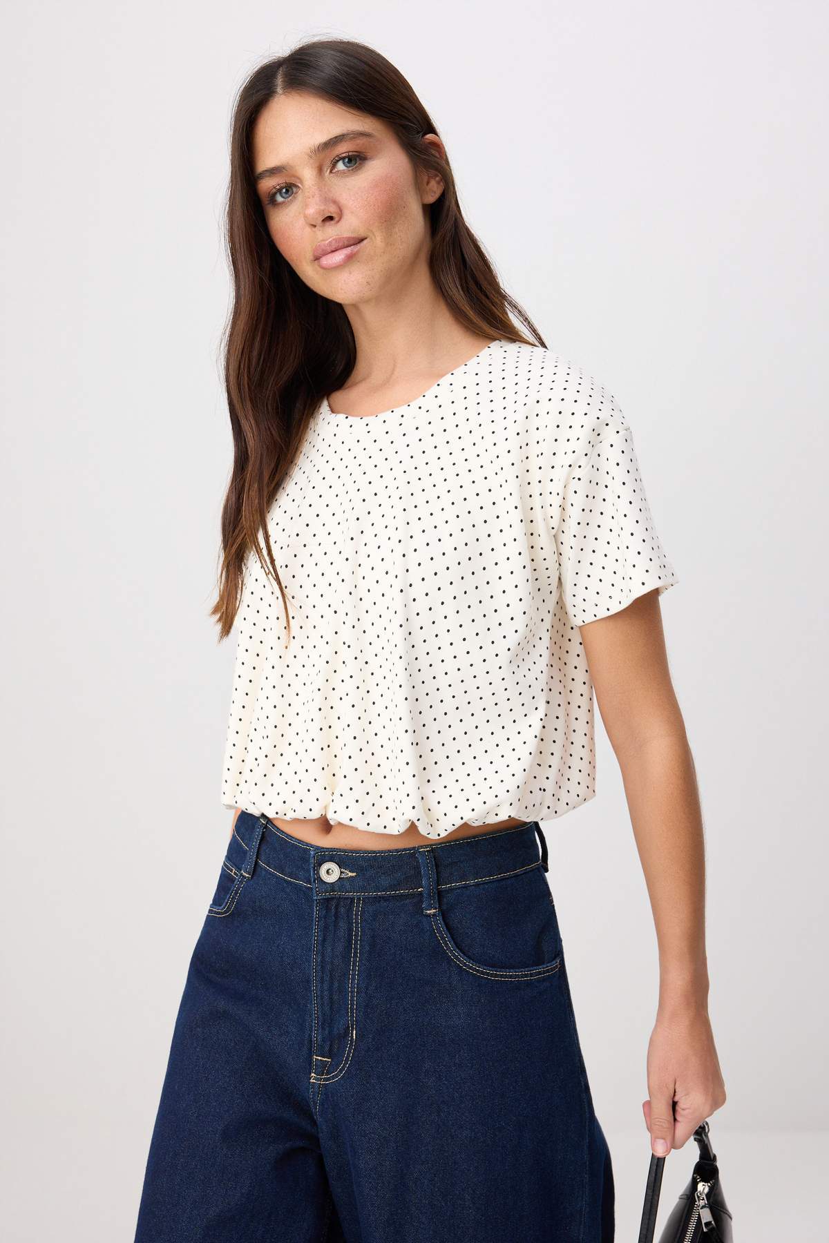 Trendyolmilla Ekru Puantiyeli Regular/Normal Kalıp Büzgülü Balon Crop Pamuklu Esnek Örme T-shirt TWOSS26TS00306