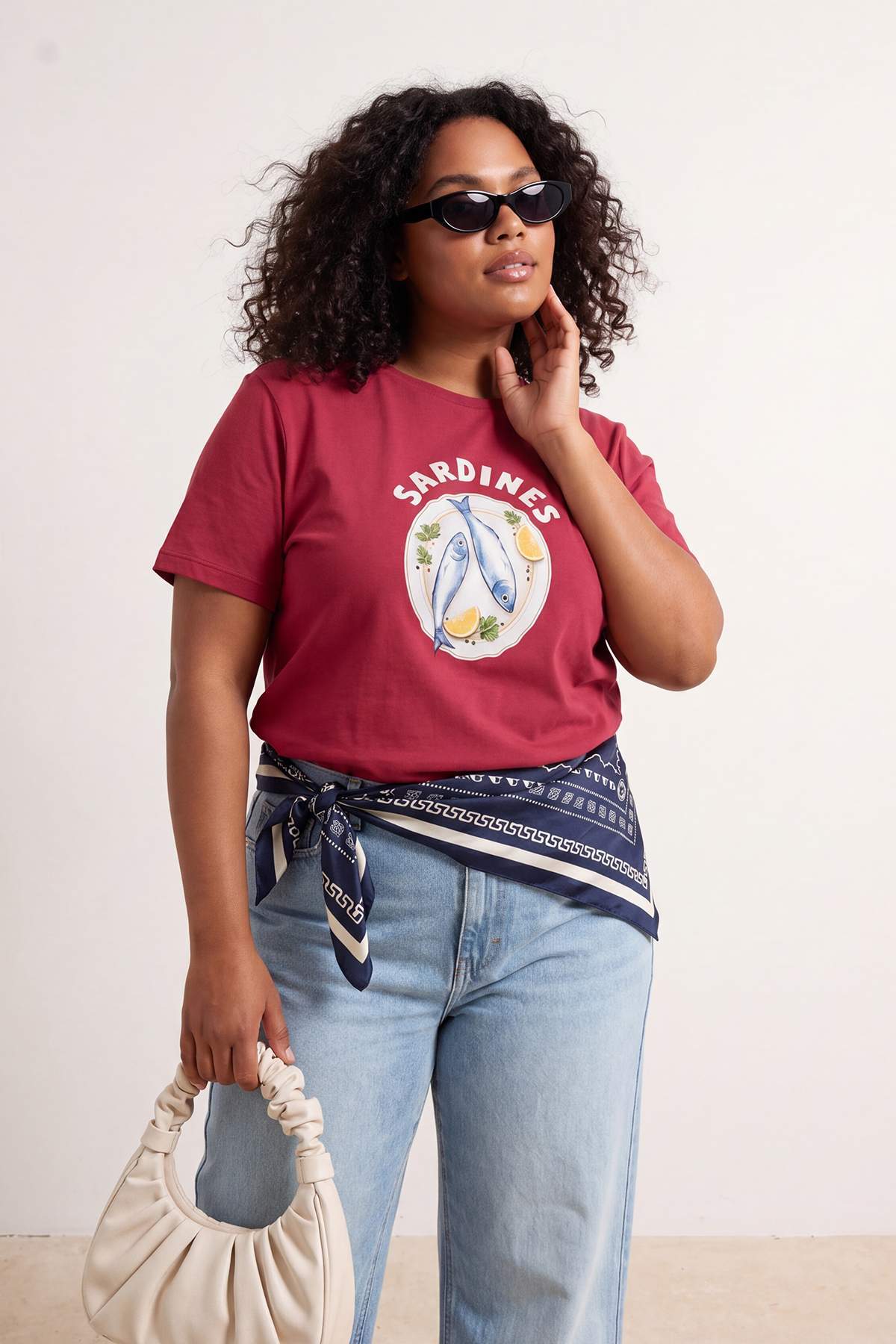Trendyolmilla Curve Koyu Vişne Sardalya Baskılı Boyfriend Fit Örme Büyük Beden T-shirt TBBSS26BF00075
