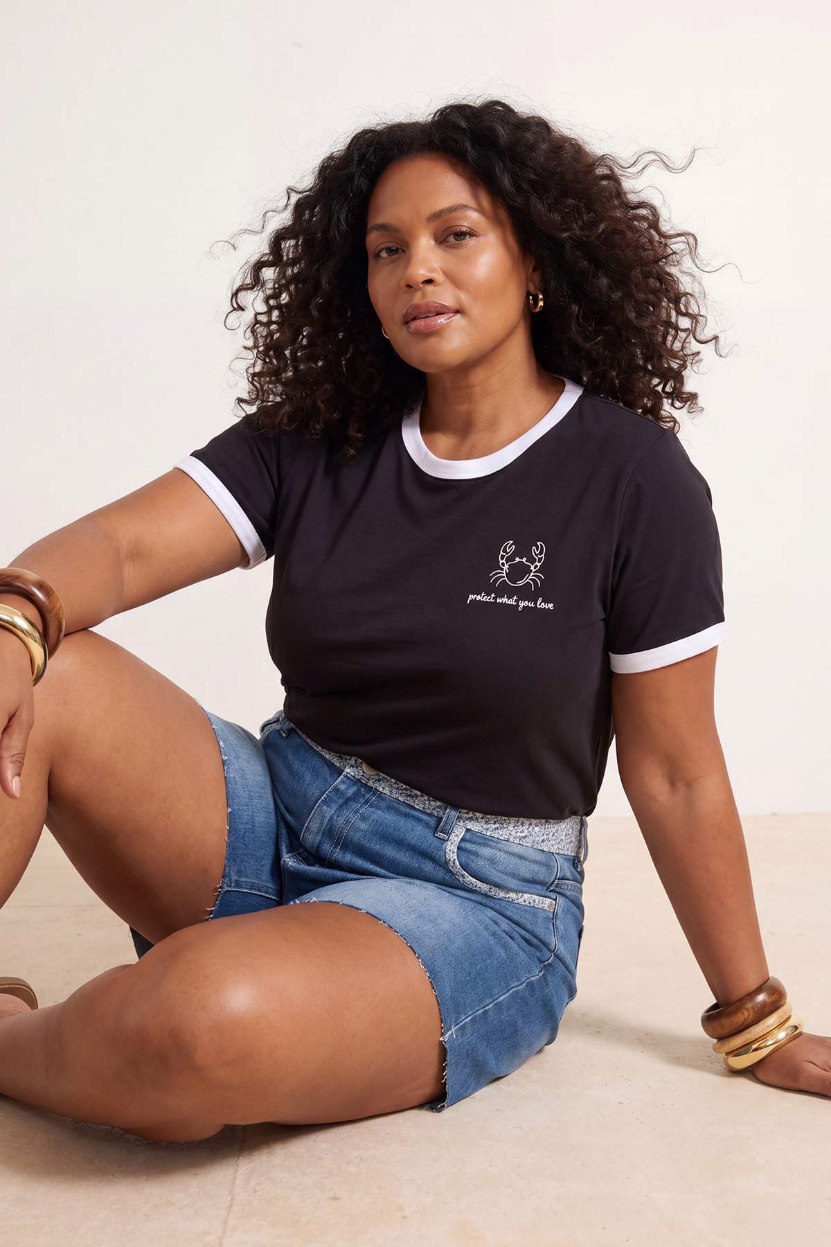 Trendyolmilla Curve Siyah %100 Pamuk Nakışlı Kontrast Biye Detaylı Örme Büyük Beden T-Shirt TBBSS26BF00012