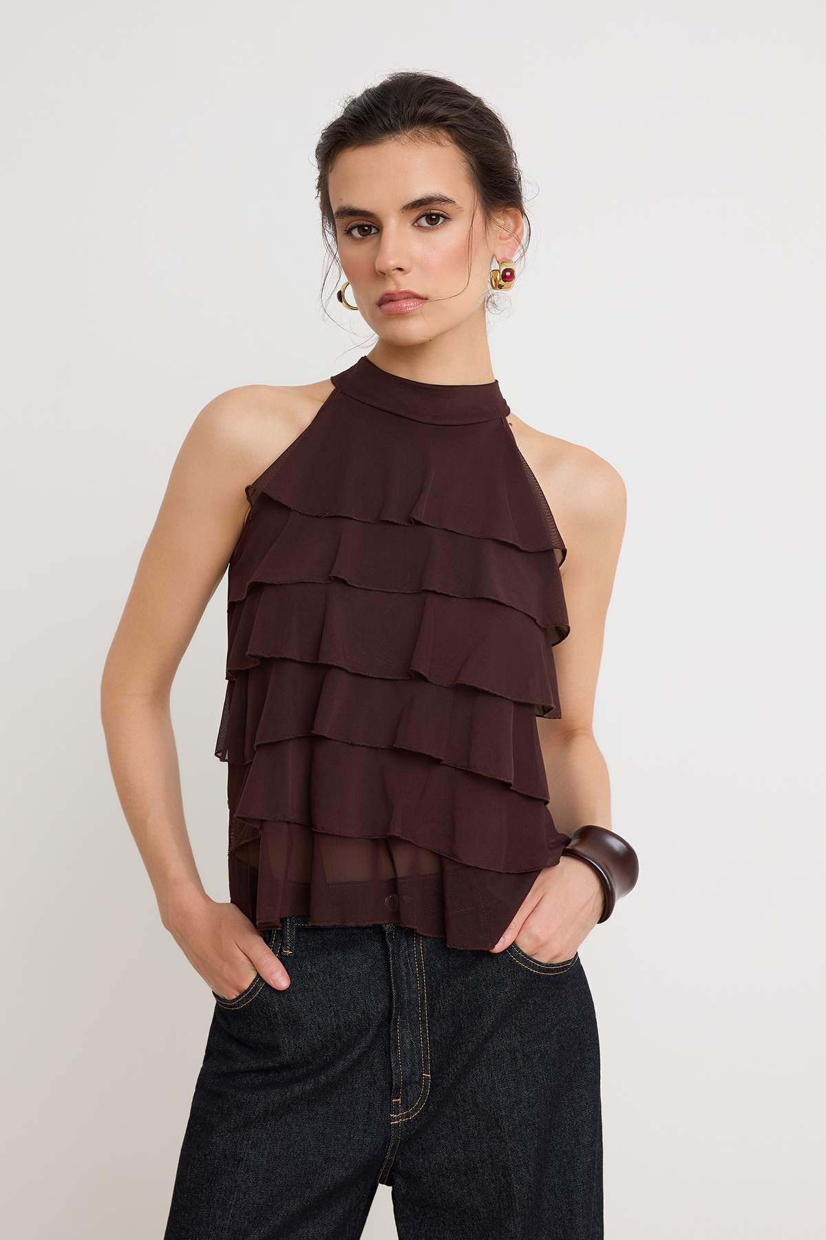Trendyolmilla Kahverengi Regular/Normal Kalıp Boyundan Bağlamalı Kolsuz Fırfırlı Tül Örme Bluz TWOSS26BZ00820