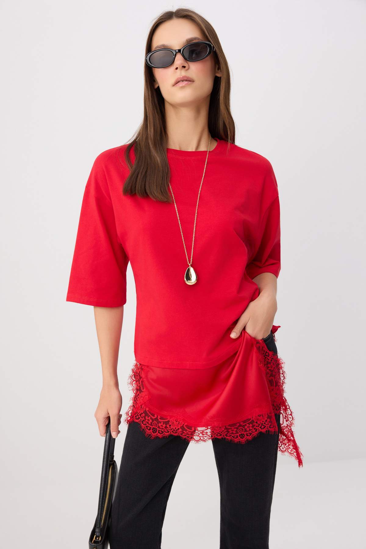 Trendyolmilla Kırmızı Oversize/Geniş Kalıp Asimetrik Dantel Detaylı %100 Pamuk Örme T-shirt TWOSS26TS00296
