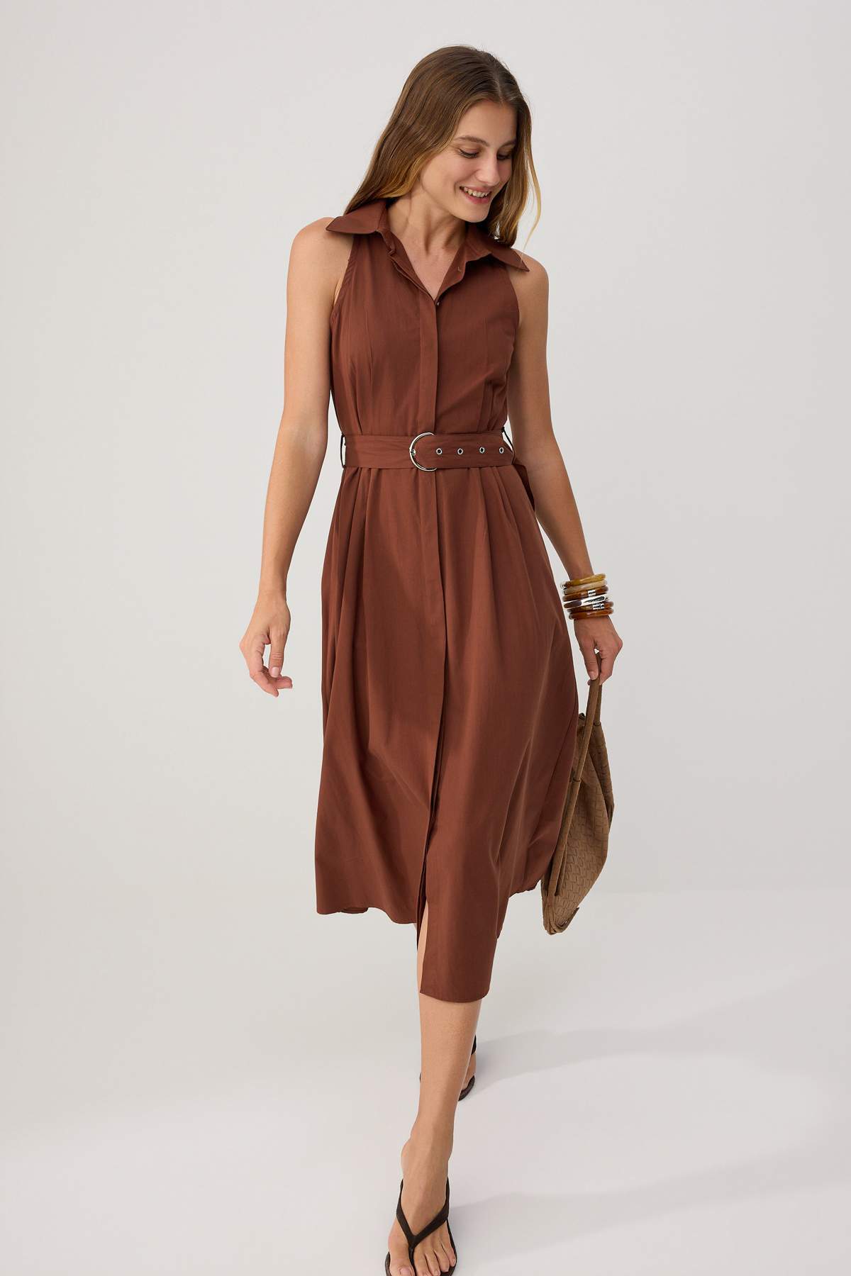 Trendyol Kollektion Braunes, gewebtes Midi-Hemdkleid mit Gürteldetail und Tai...