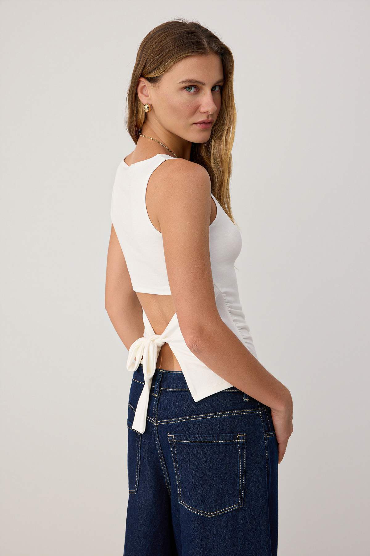 Trendyolmilla Ekru Düz Fitted Kayık Yaka Kolsuz Bağlama Detaylı Yumuşak Örme Bluz TWOSS26BZ00672