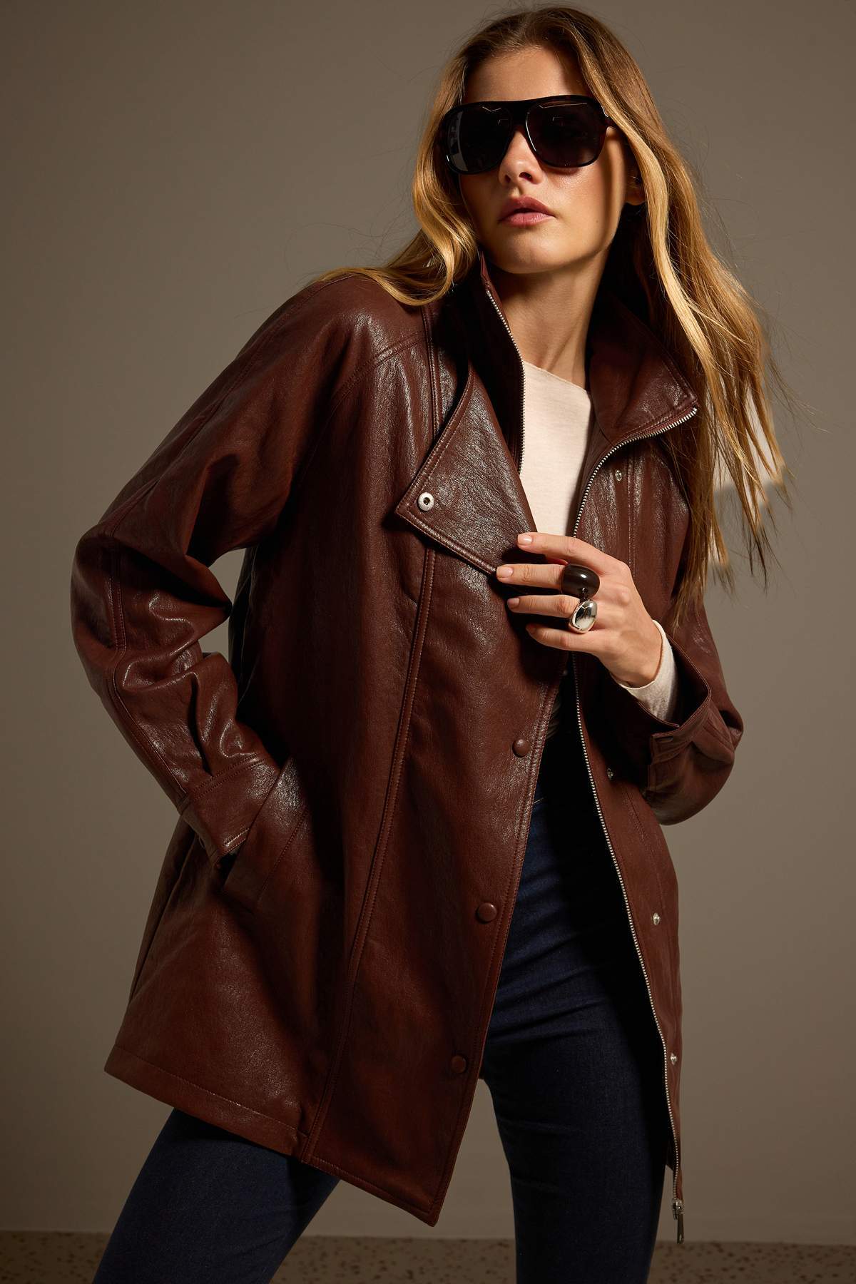 Trendyolmilla Kahverengi Oversize Kalıp Beli Ayarlanabilir Suni Deri Ceket Mont TWOAW27MO00047