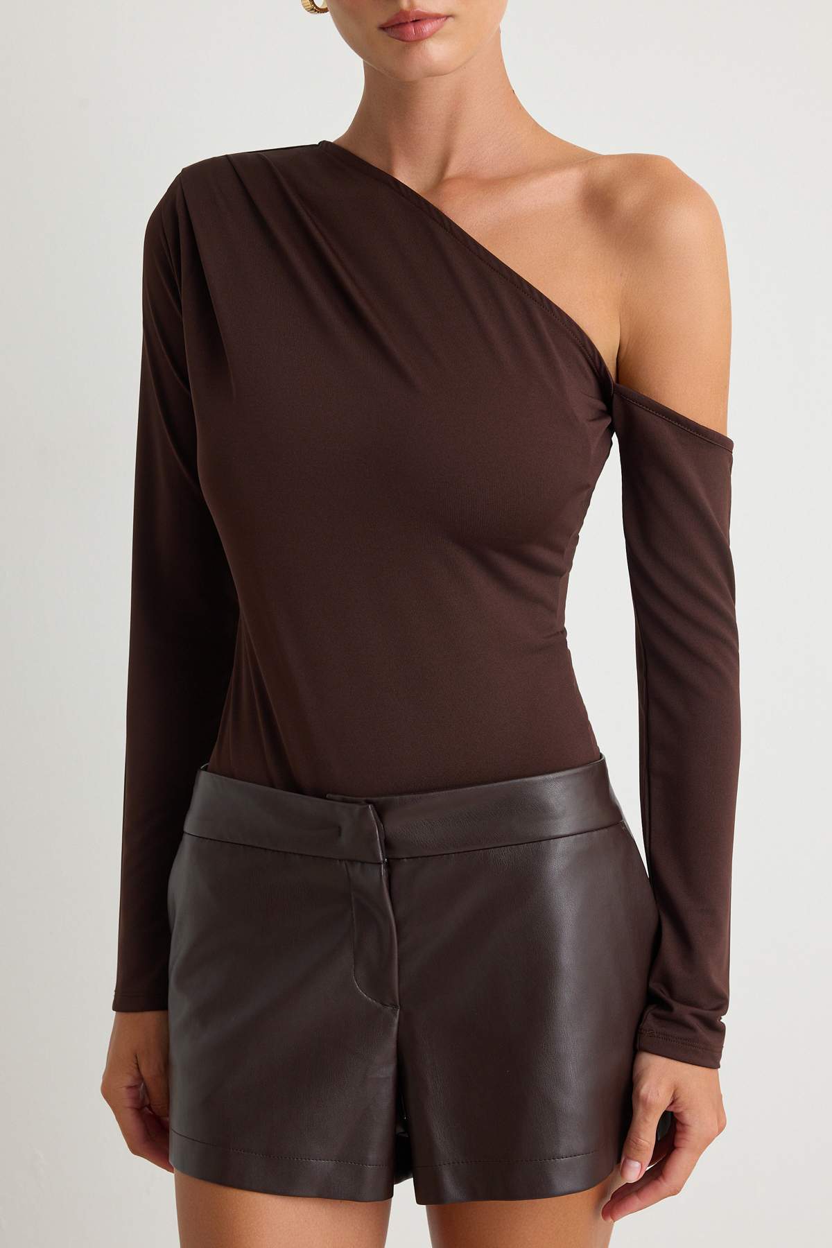 Brauner, asymmetrischer Kragen, langärmeliger Stretch-Strickbody mit Druckknöpfen TWOAW22BD0080