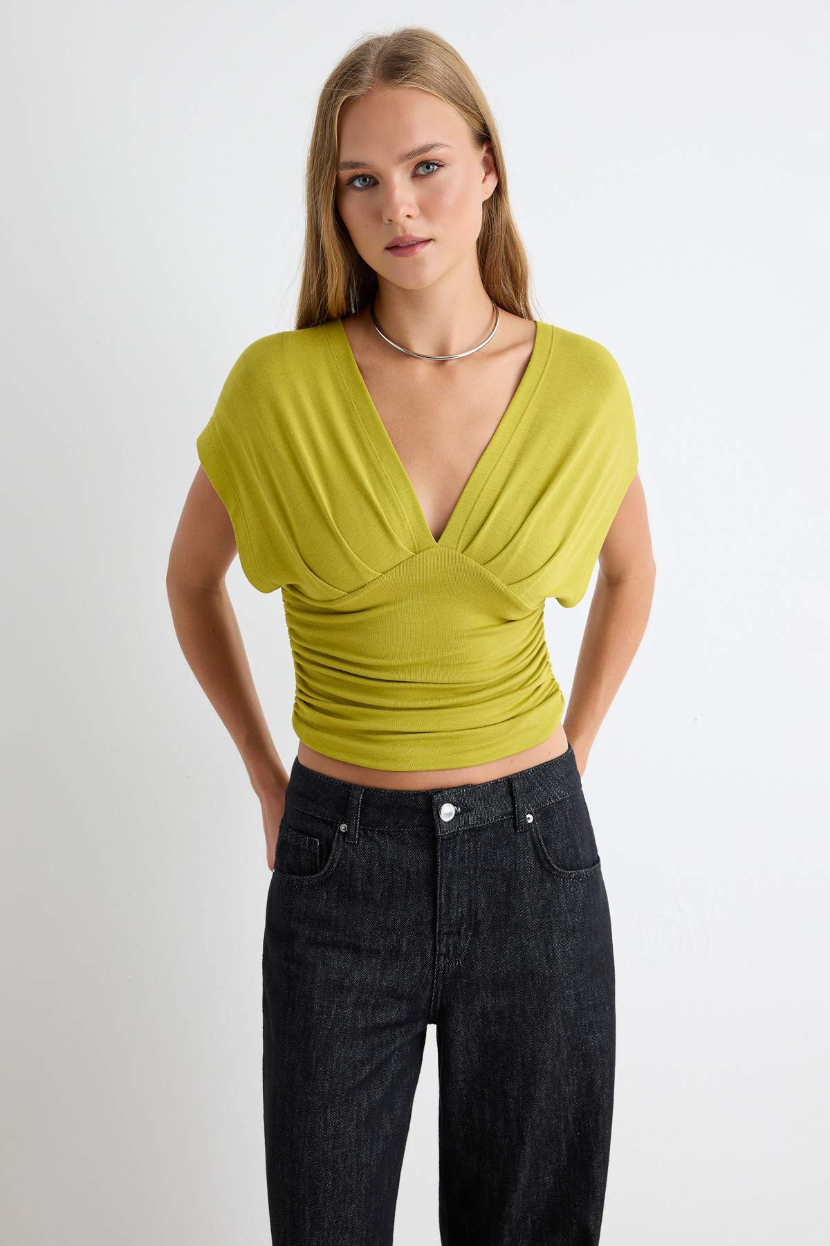 Trendyolmilla Yağ Yeşil Fitted/Vücuda Oturan Büzgü/Drape Detaylı Örme Bluz TWOSS25BZ00605