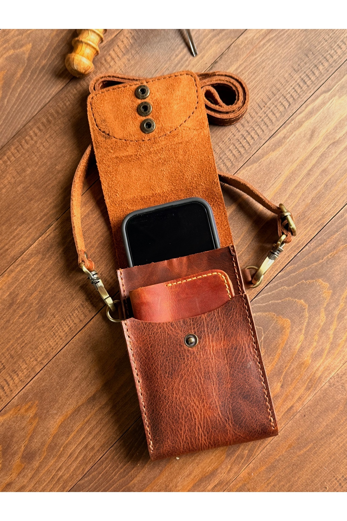 Wild West Crafted Kanguru Man Düz El yapımı Erkek çapraz çanta. Günlük şık pratik kullanım.Doğum günü&Babalar günü&Sevgililer günü hediyesi görsel 3