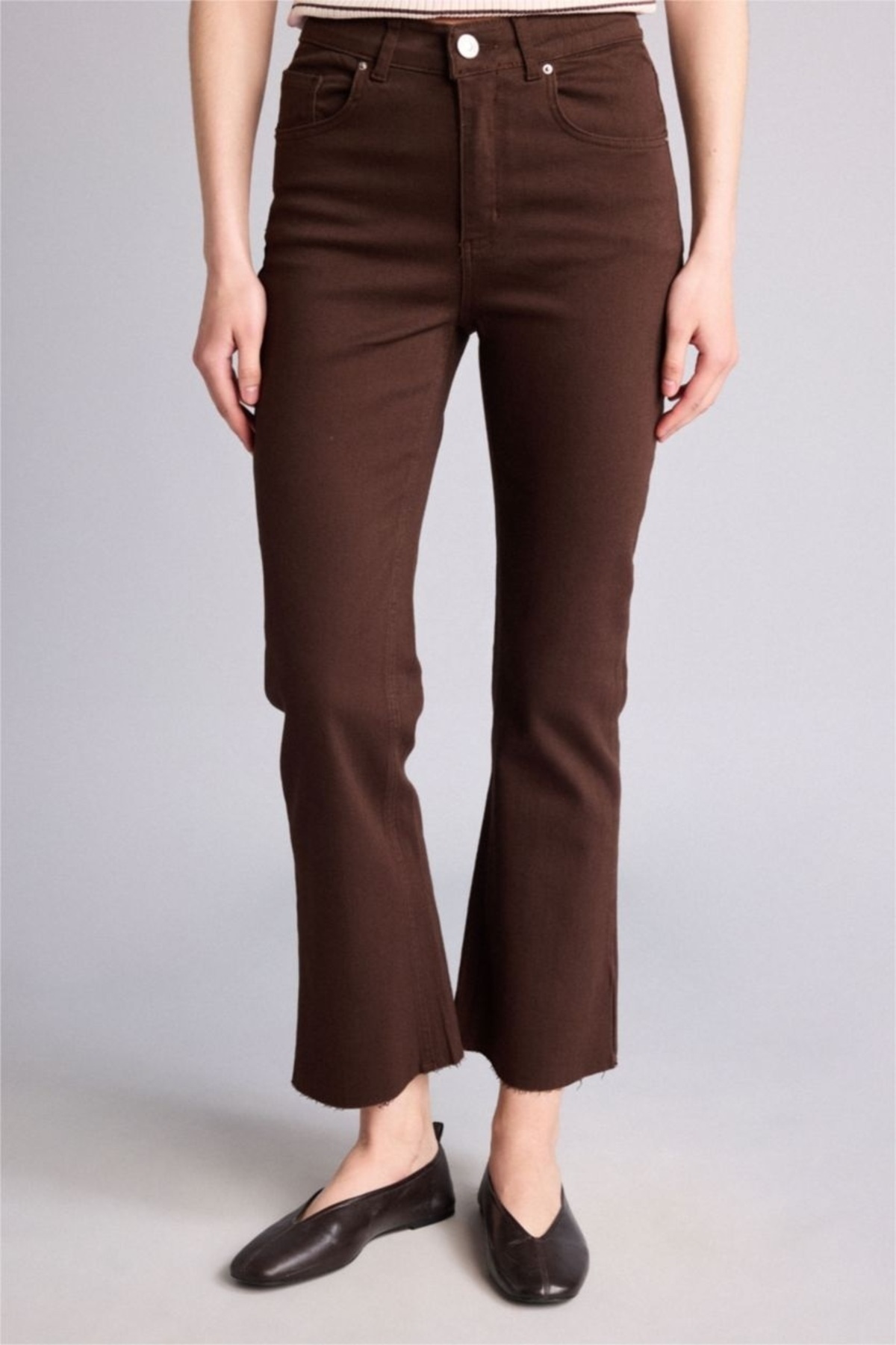 DeFacto %100 Pamuk Crop Flare Fit Yüksek Bel Bilek Boy Jean Pantolon - Kahverengi görsel 3