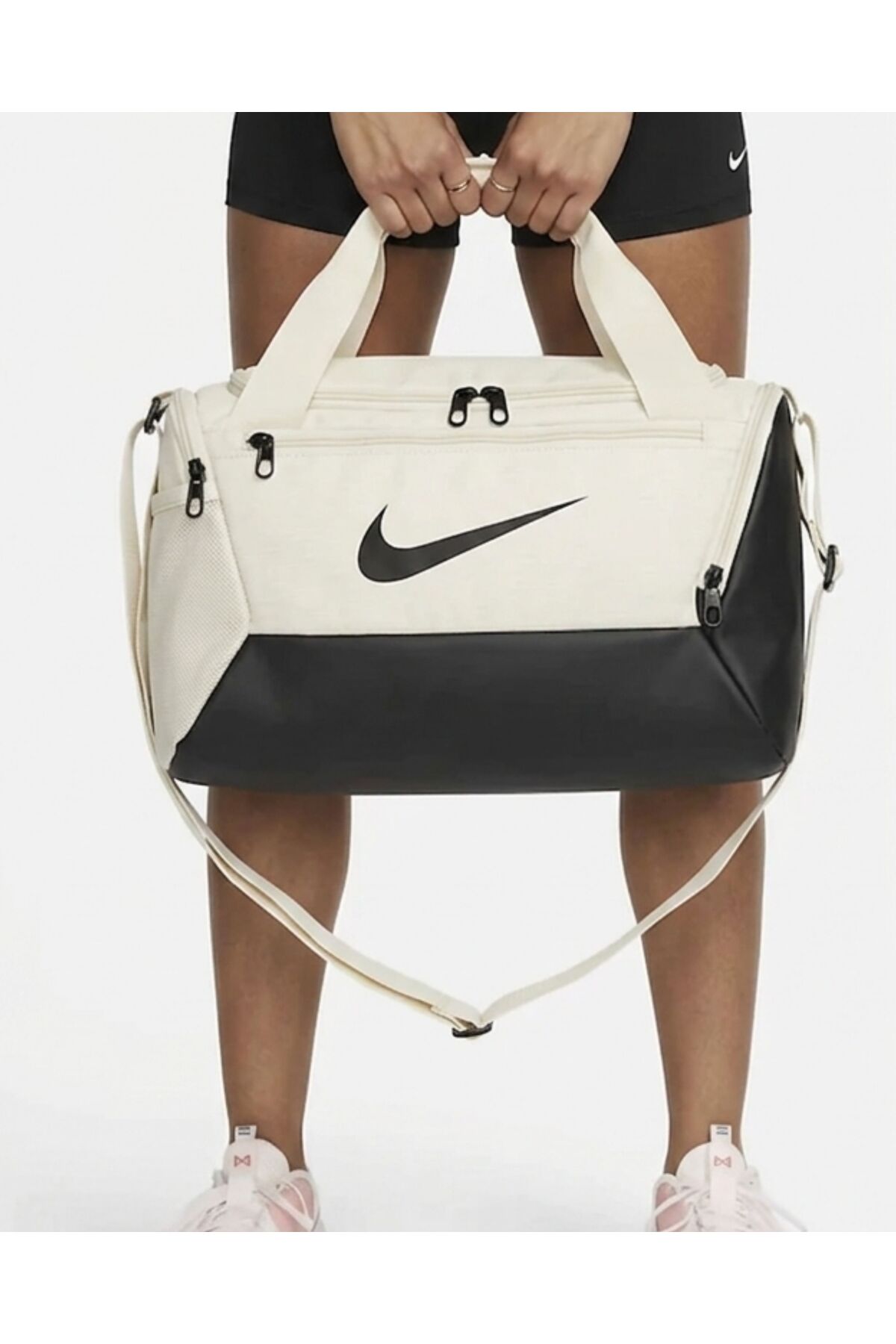 Nike Antrenman Spor Çantası (Ekstra Küçük Boy, 25 L) Unisex Spor ve Seyehat Çantası