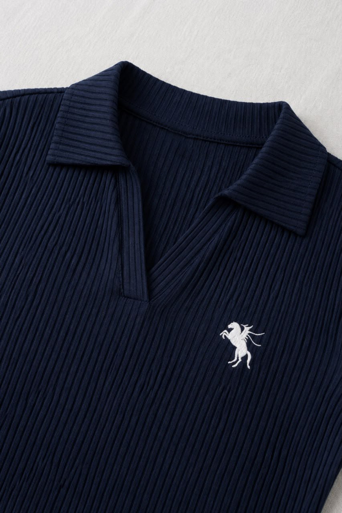 Gofeel Polo Yaka Nakışlı Büzgülü Parmak Geçirme Detaylı Zıbın Bluz görsel 4