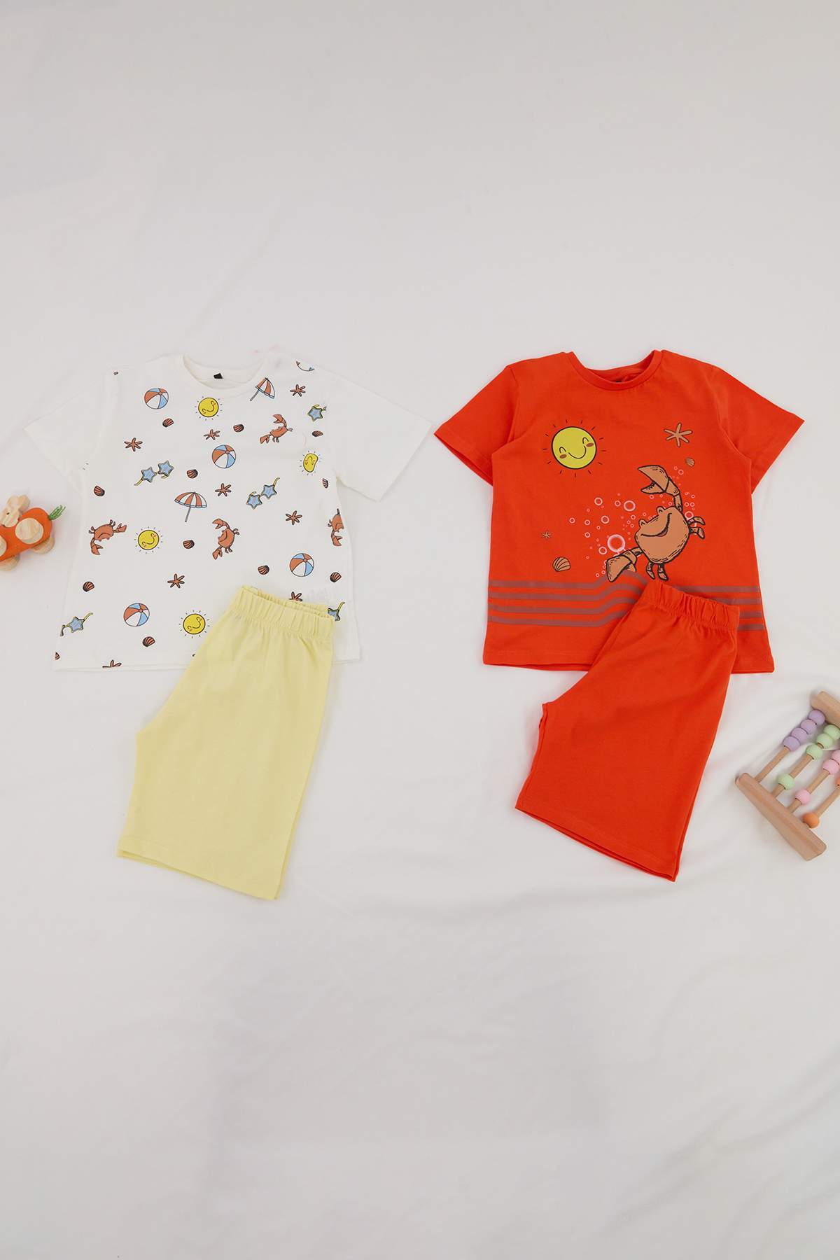 TRENDYOLKIDS Oranžovo-ecru 4-dielna súprava chlapčenského pyžama s potlačou