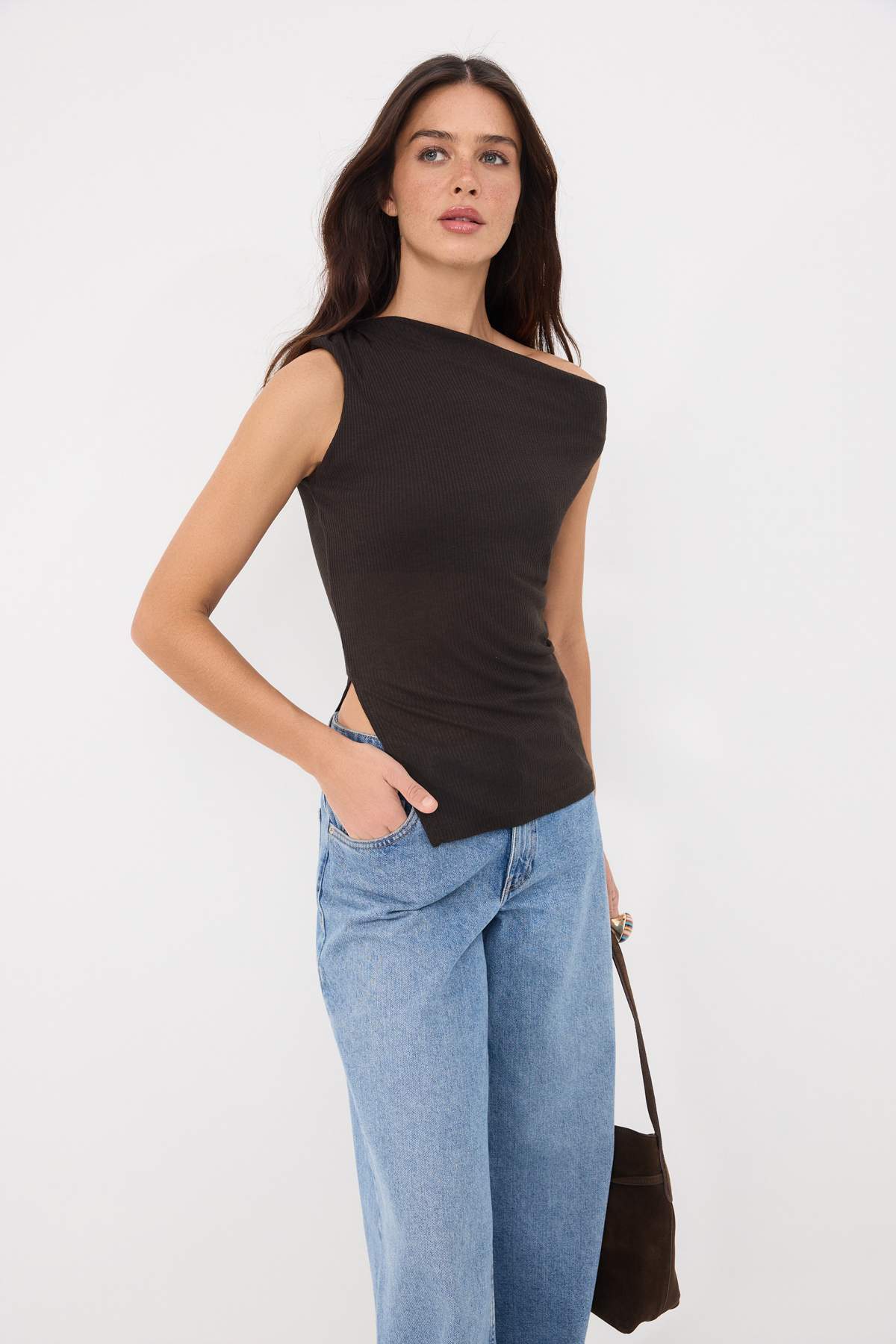 Trendyolmilla Kahverengi Transparan Fitted/Vücuda Oturan Asimetrik Yaka Kolsuz Örme Bluz TWOSS26BZ00799