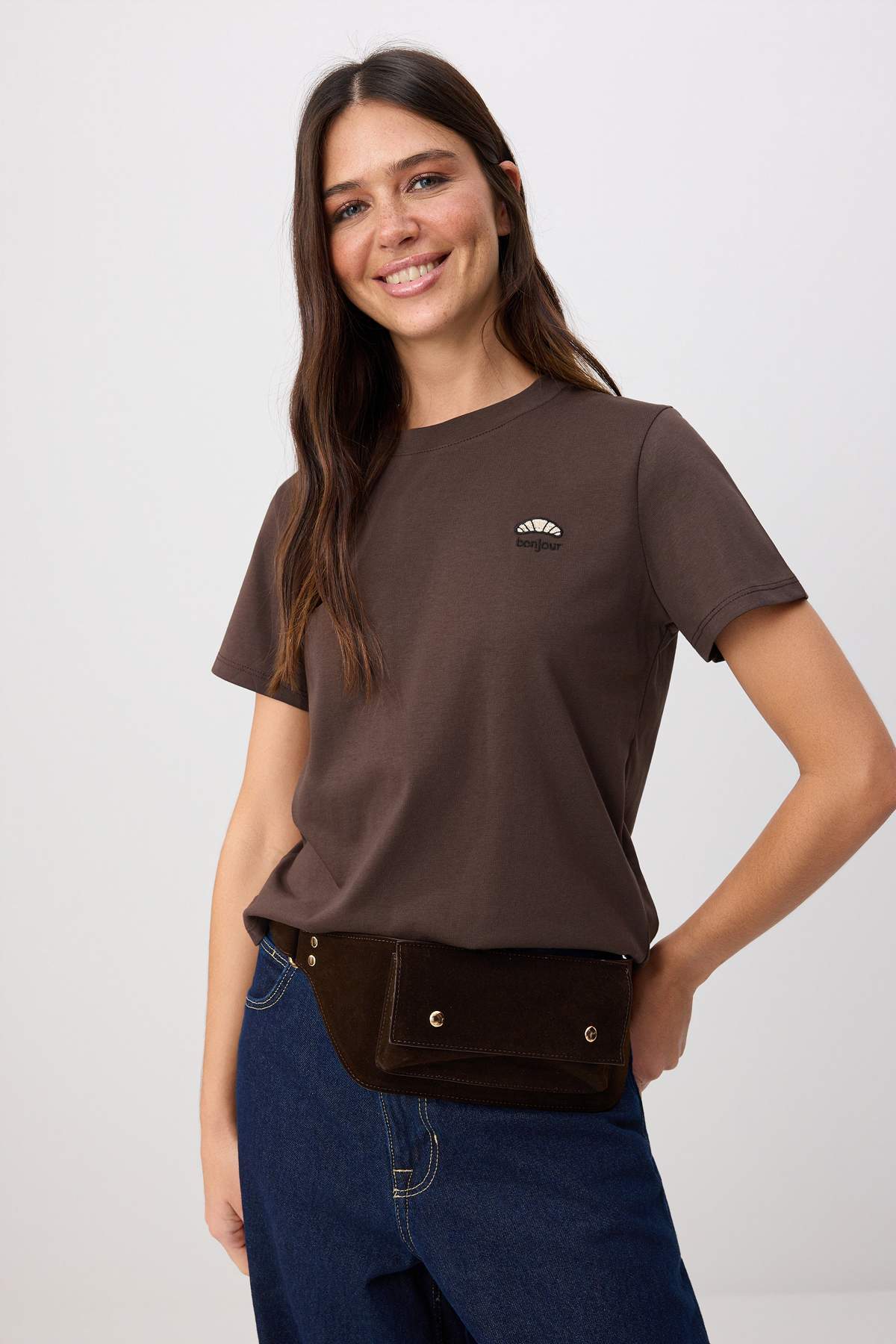 Trendyolmilla Kahverengi Nakışlı Regular/Normal Kalıp Kısa Kollu %100 Pamuk Örme T-Shirt TWOSS26TS00124