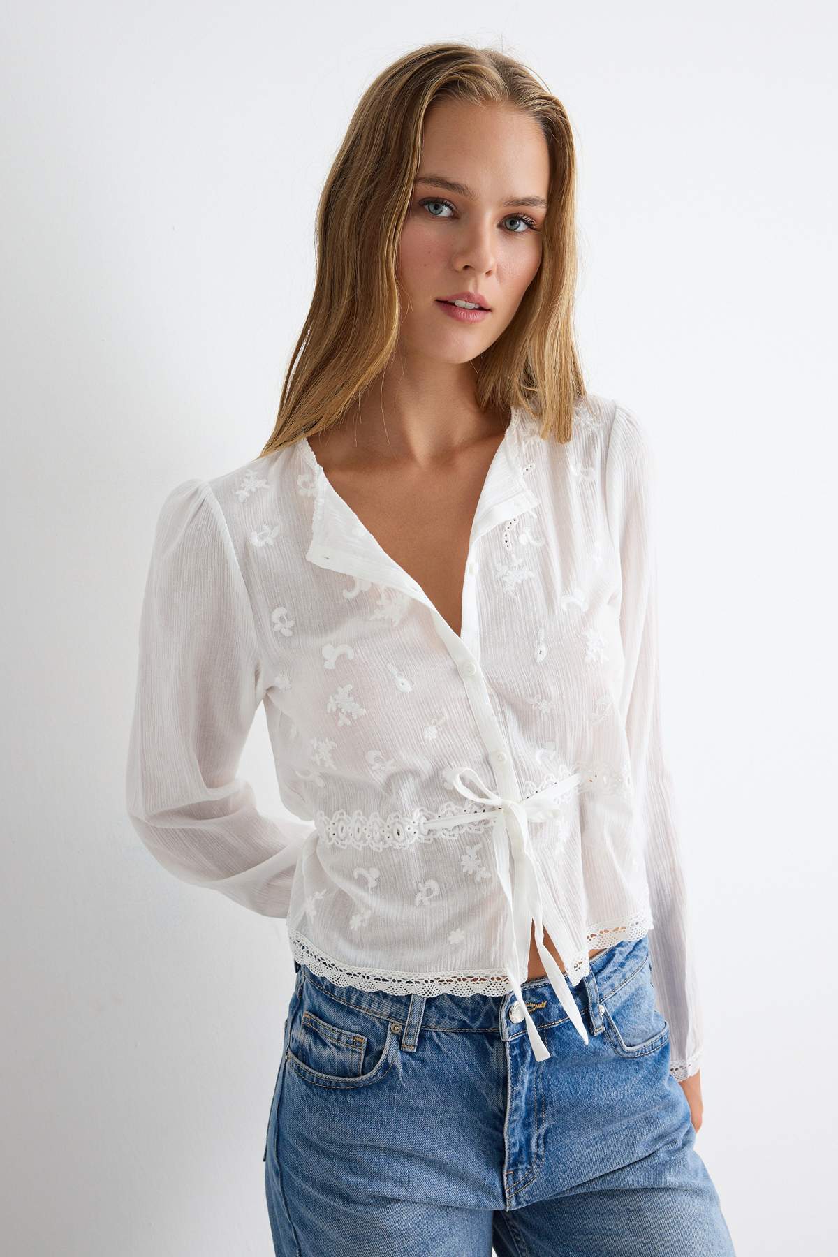 Trendyolmilla Beyaz %100 Pamuk Nakışlı Brode Bluz TWOSS26BZ00655