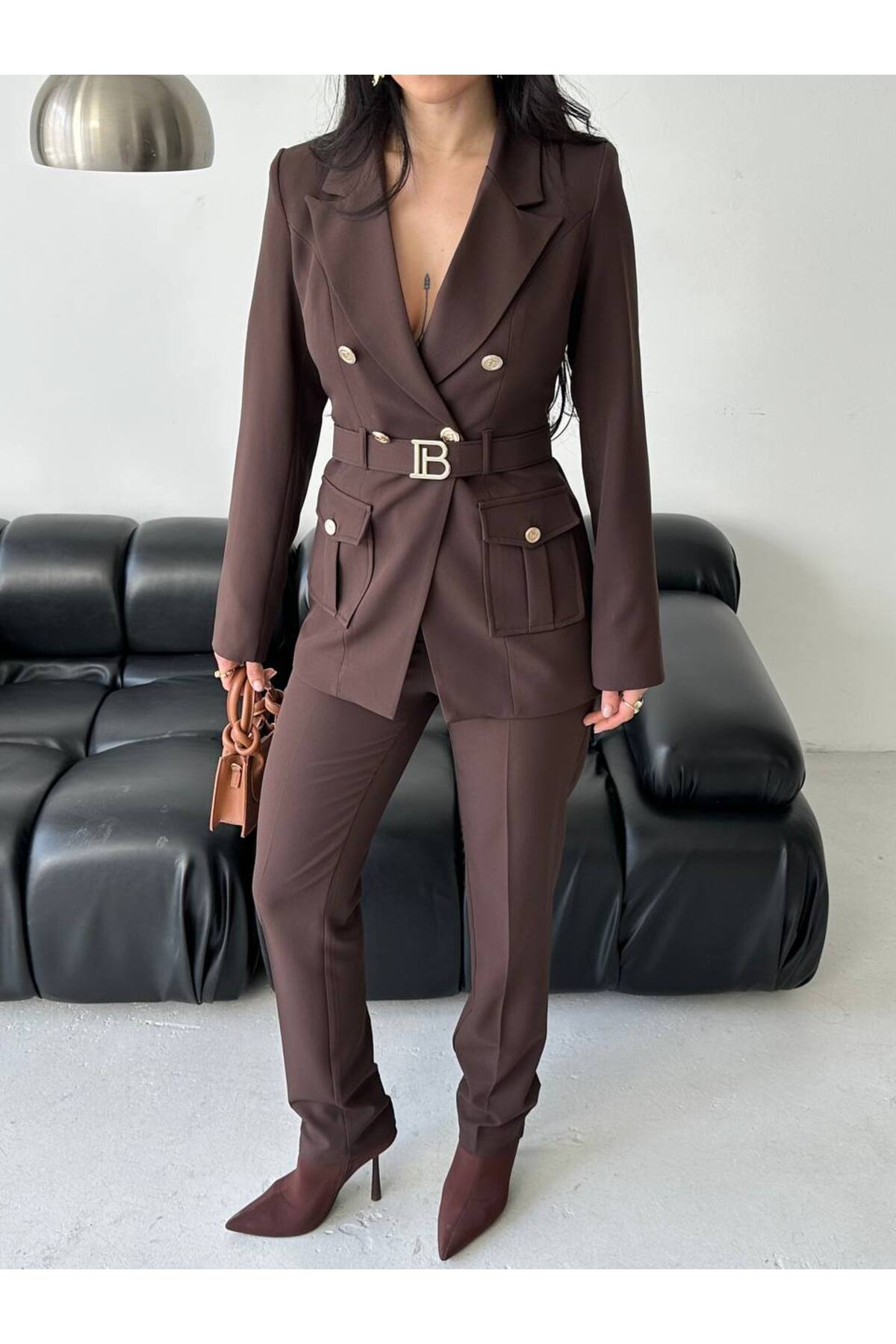 Costume femme avec ceinture, boutons dorés, marron - Görsel 11