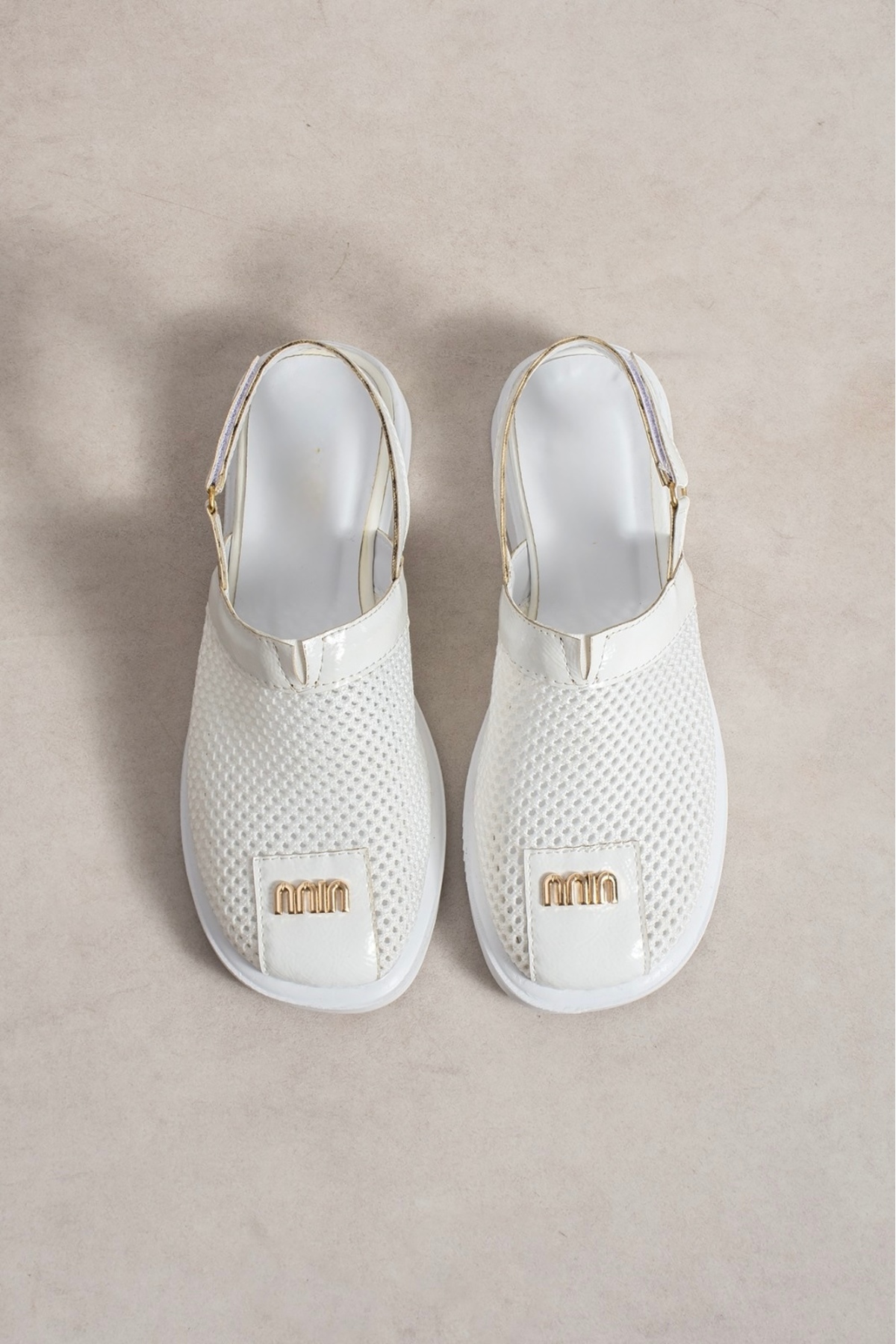 KM shoes Kadın Beyaz Örgü Detaylı Kalın Topuklu Sandalet