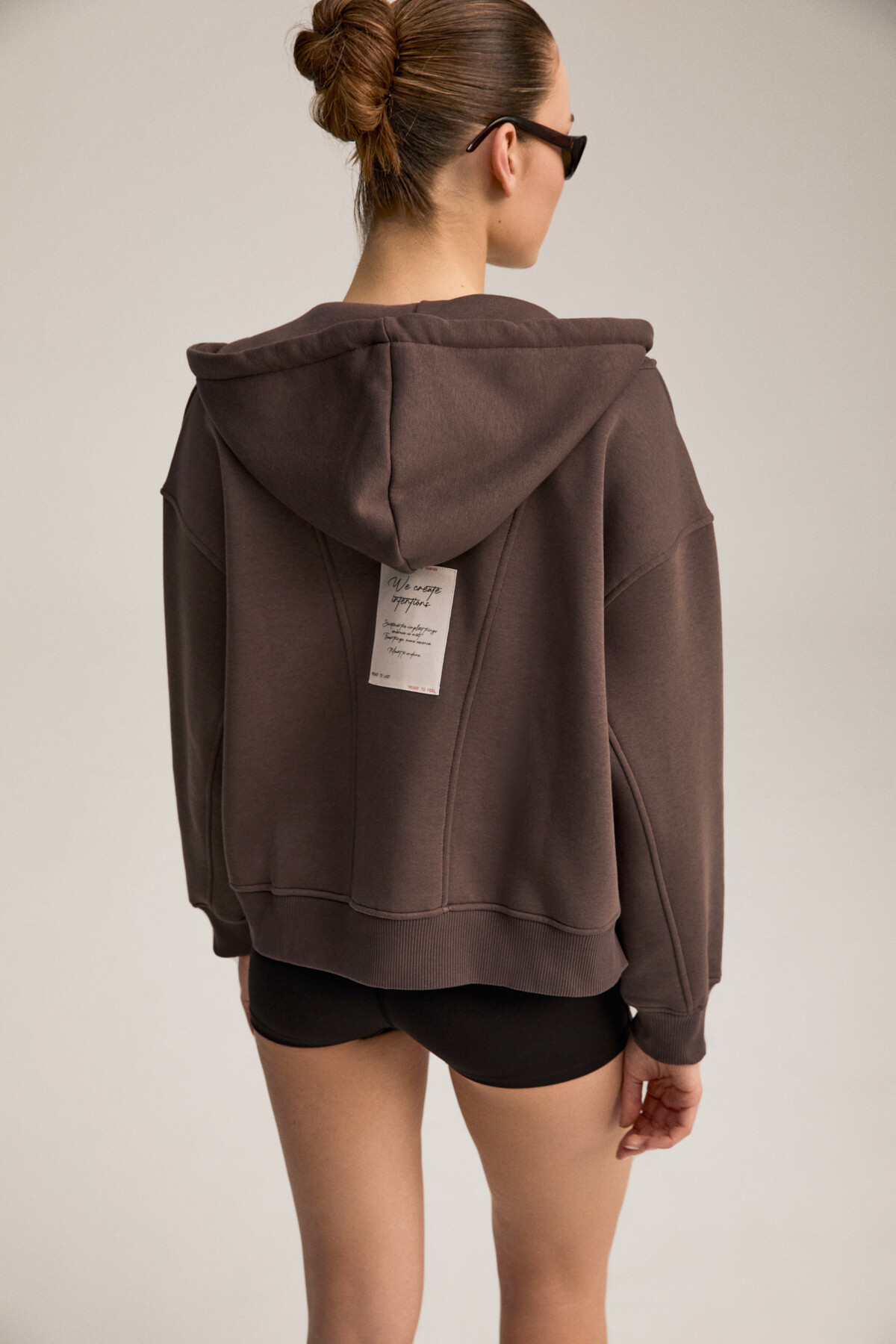 Urban Beat TORCE Kadın Önü Kesikli Metal Fermuarlı Kapüşonlu Etiket Detaylı Oversize Kahverengi Sweatshirt görsel 8
