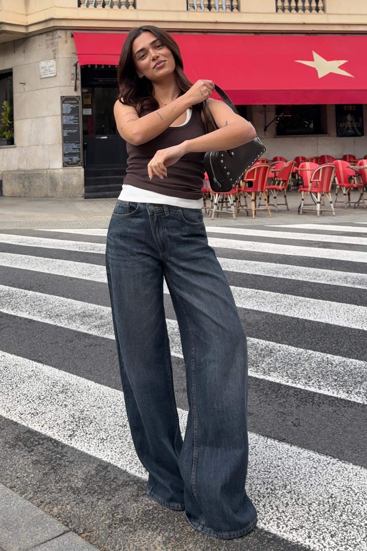 Diagonal wide-waisted jean