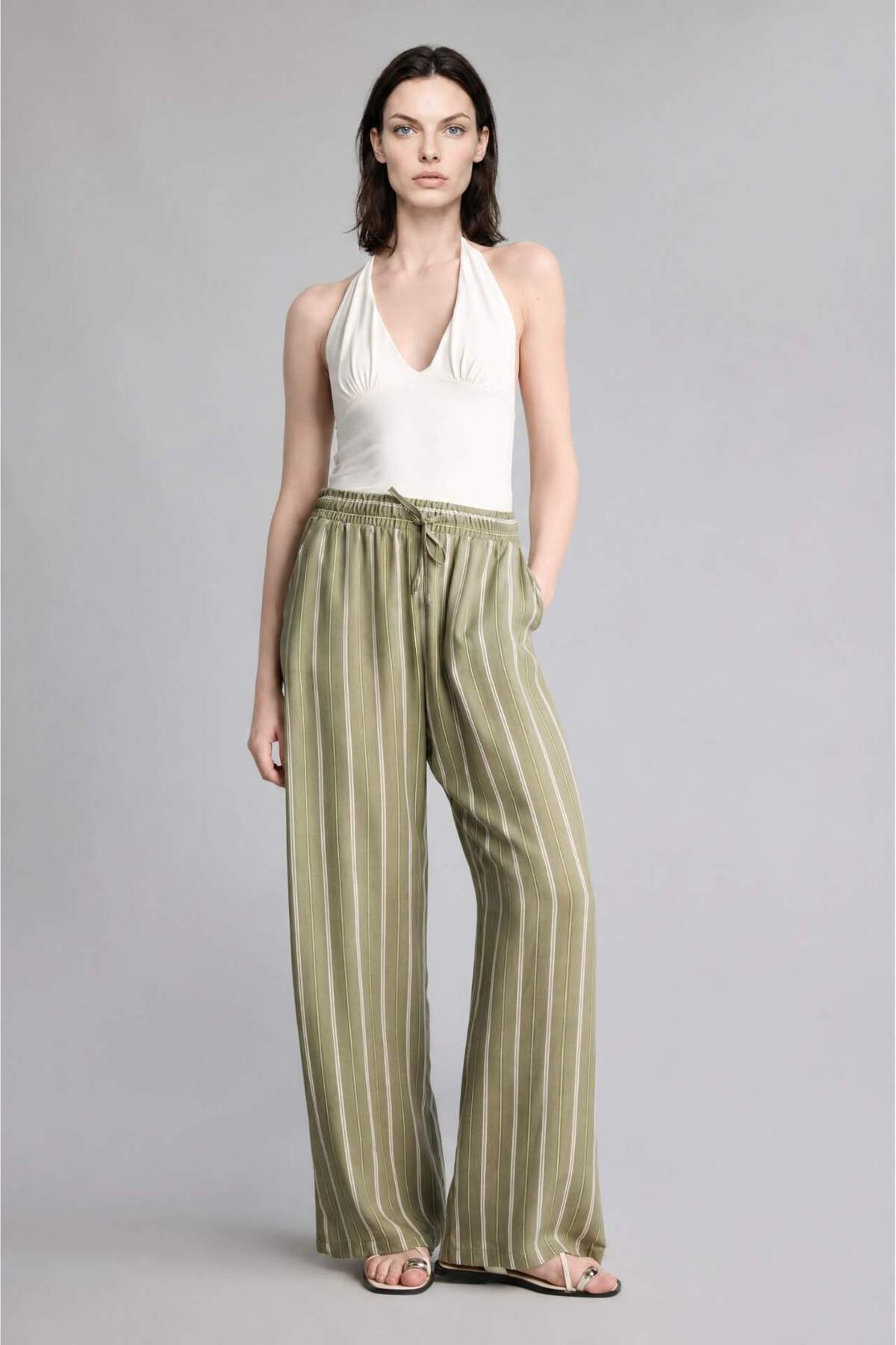 Wide Cut Pocket Regular Waist Straight Leg Khaki Trousers H1968AX26SM