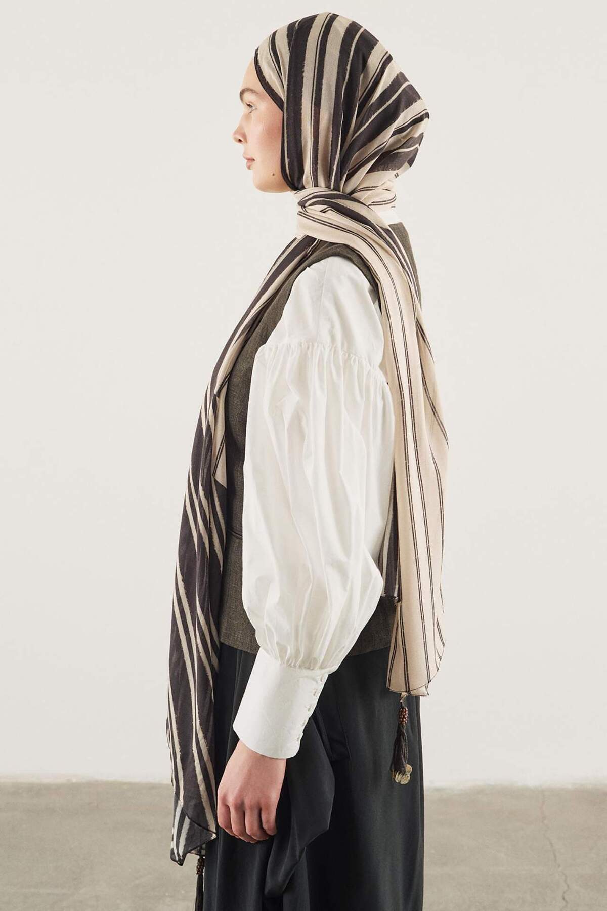 DeFacto Fresh Scarfs X DeFacto Summer Blocks Bej Viskon Püsküllü Şal I1745AX26SM görsel 5
