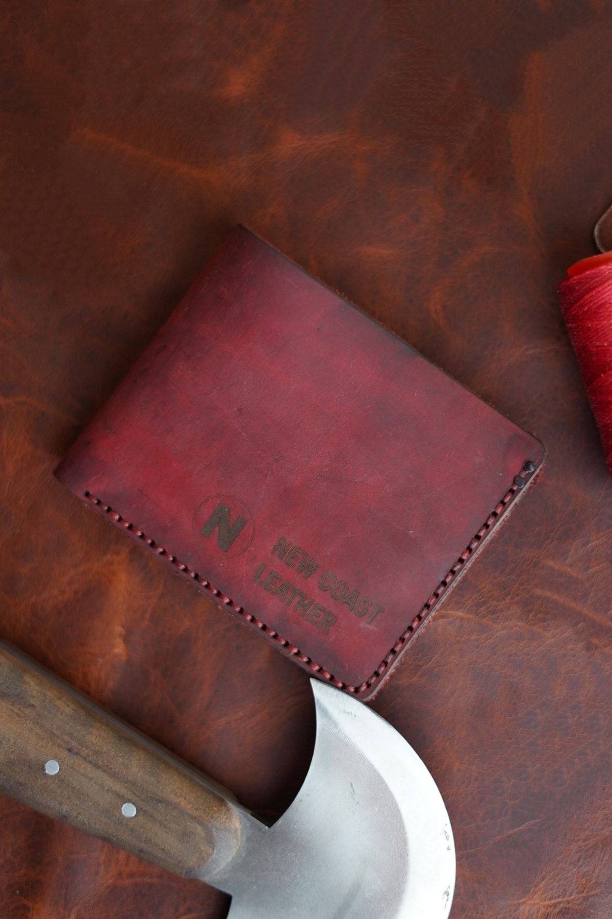 کیف پول مردانه چرمی دست ساز قرمز New Coast Leather 1900's