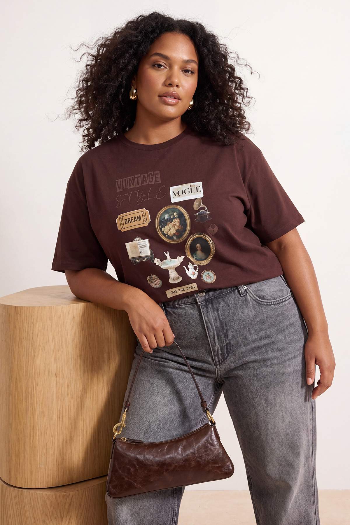 Trendyolmilla Curve Kahverengi %100 Pamuk Baskılı Oversize Kalıp Bisiklet Yaka Büyük Beden Örme T-Shirt TBBSS26BF00007