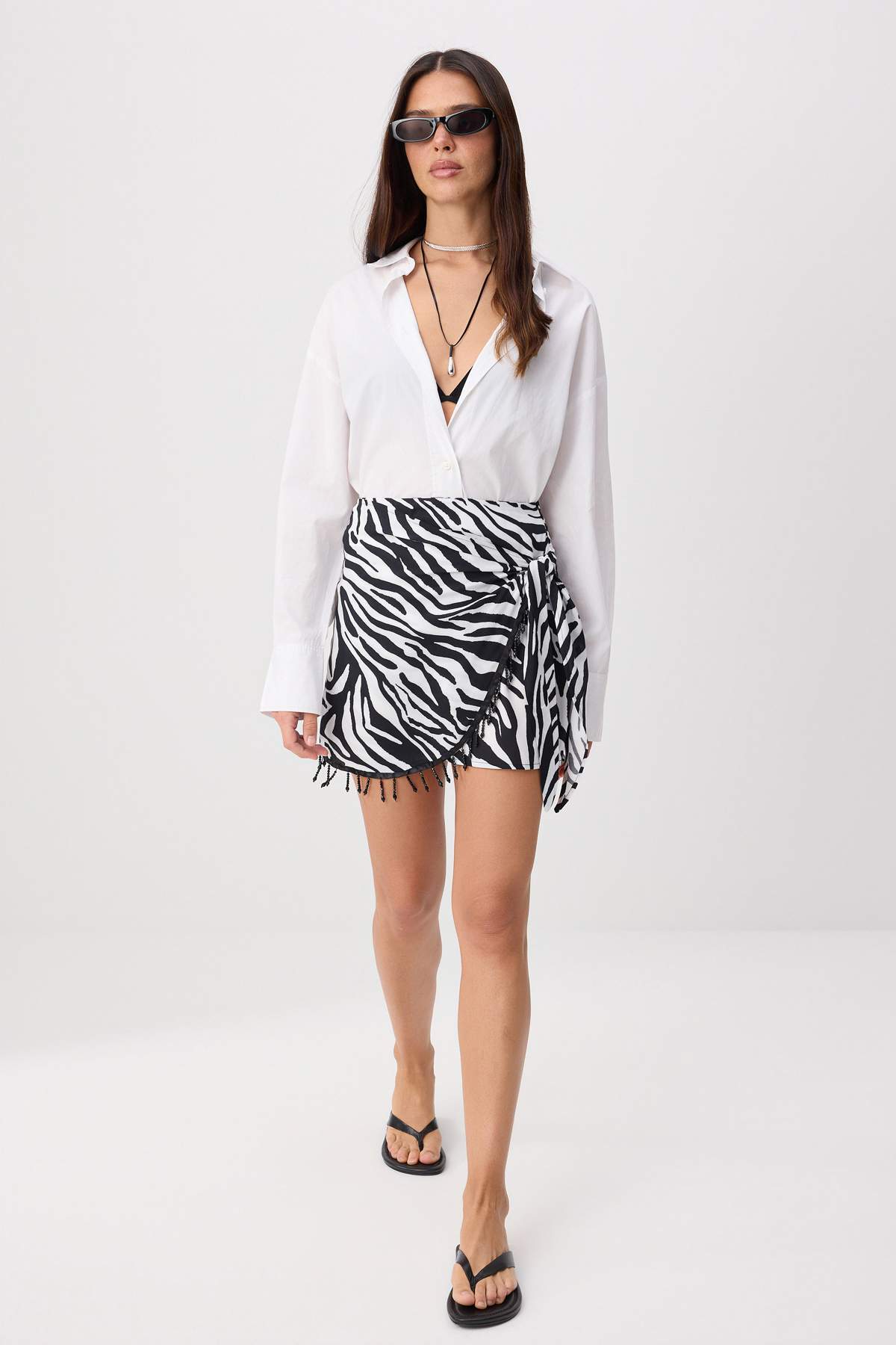 Trendyolmilla Siyah Beyaz Zebra Desenli Boncuk Detaylı Mini Kruvaze Etek TWOSS26ET00215