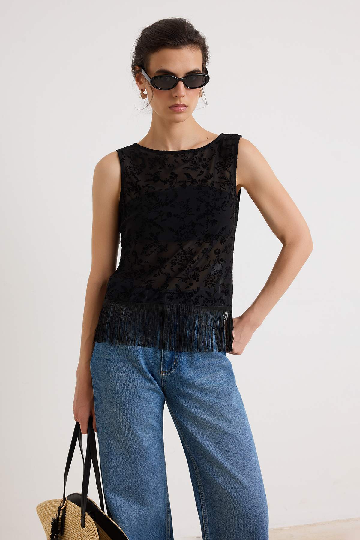 Trendyolmilla Siyah Çicekli Regular/Normal Kalıp Kayık Yaka Püsküllu Dantel Esnek Örme Bluz TWOSS26BZ00922