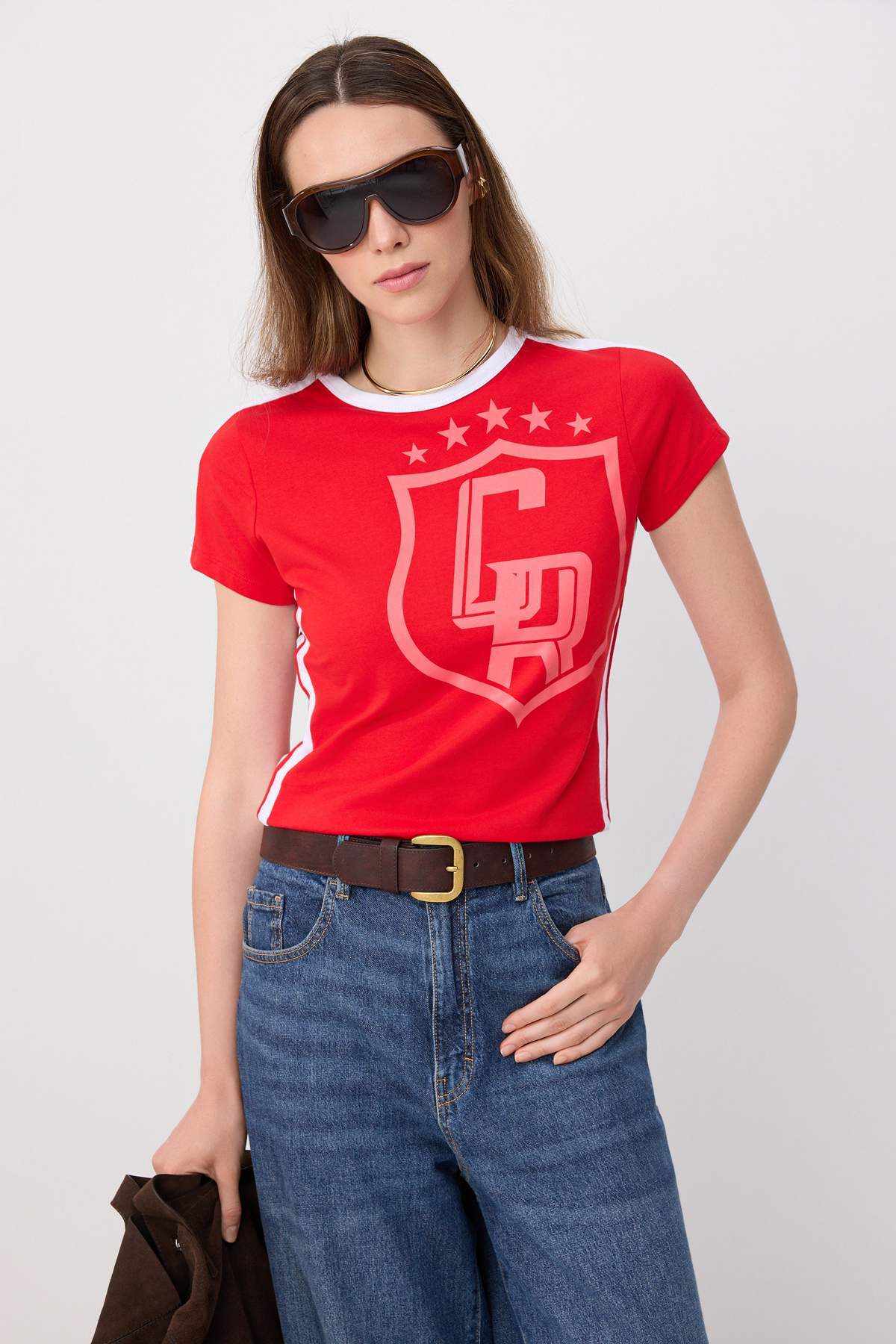 Trendyolmilla Kırmızı Baskılı Fitted/Vücuda Oturan Şerit Detaylı Pamuklu Esnek Örme T-Shirt TWOSS26TS00364
