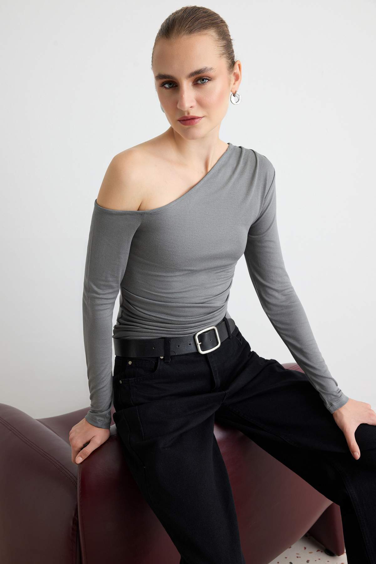 Trendyolmilla Antrasit Transparan Fitted/Vücuda Oturan Asimetrik Yaka Düşük Kol Örme Bluz TWOAW27BZ00119